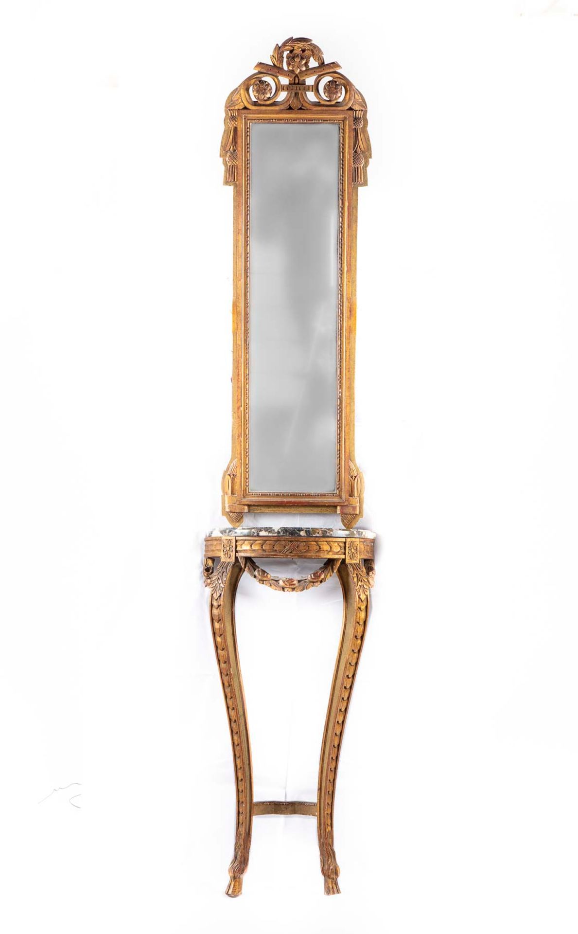Null 带镜子的小型镀金木质控制台，模压和雕刻有树叶和花环，镜子的踏板上有镂空的树叶

路易十六风格，20世纪初

H.200 cm; L. : 43 cm