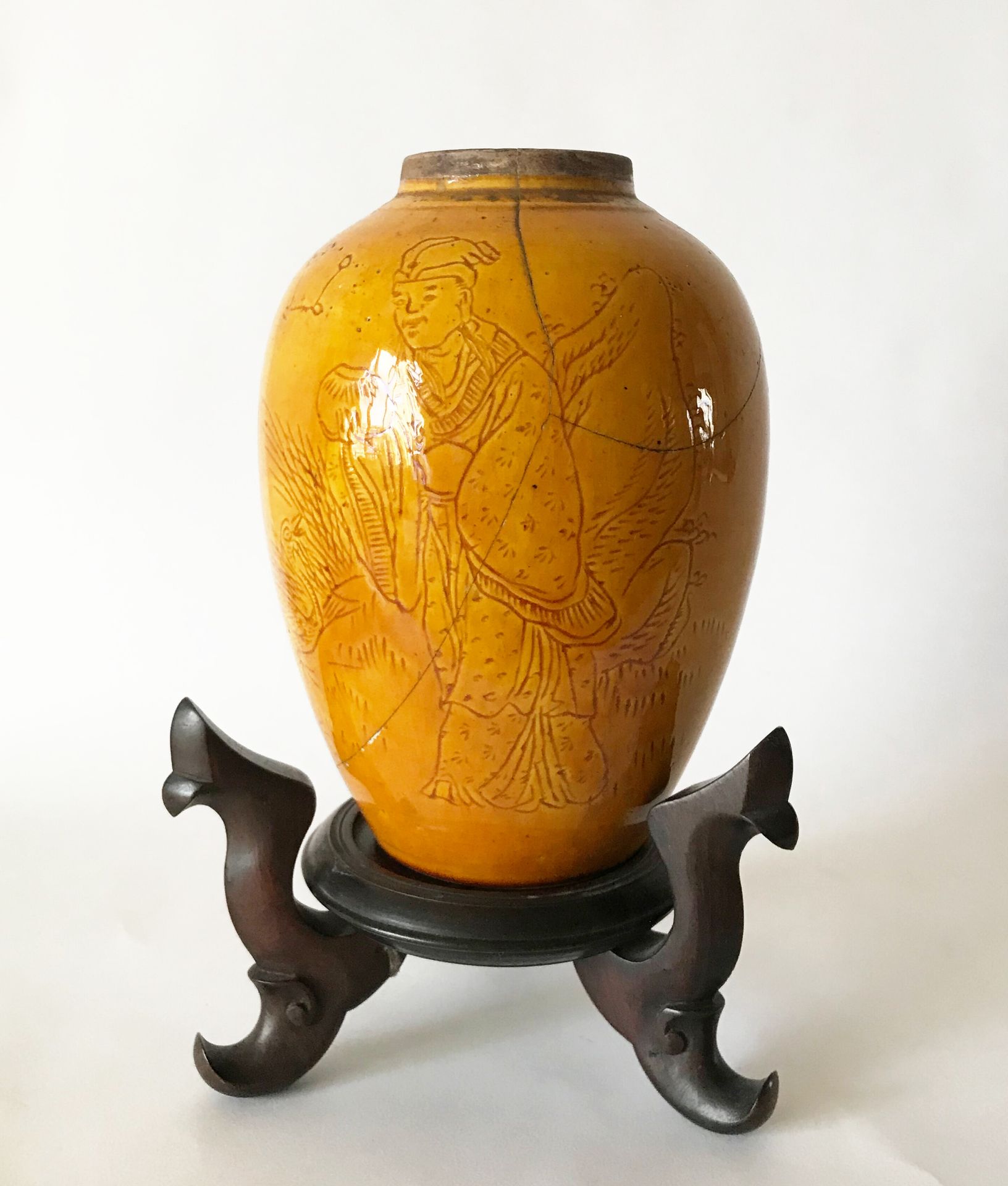 CHINE CHINA

Kleine eiförmige Vase aus monochrom glasierter Keramik mit gelbem H&hellip;