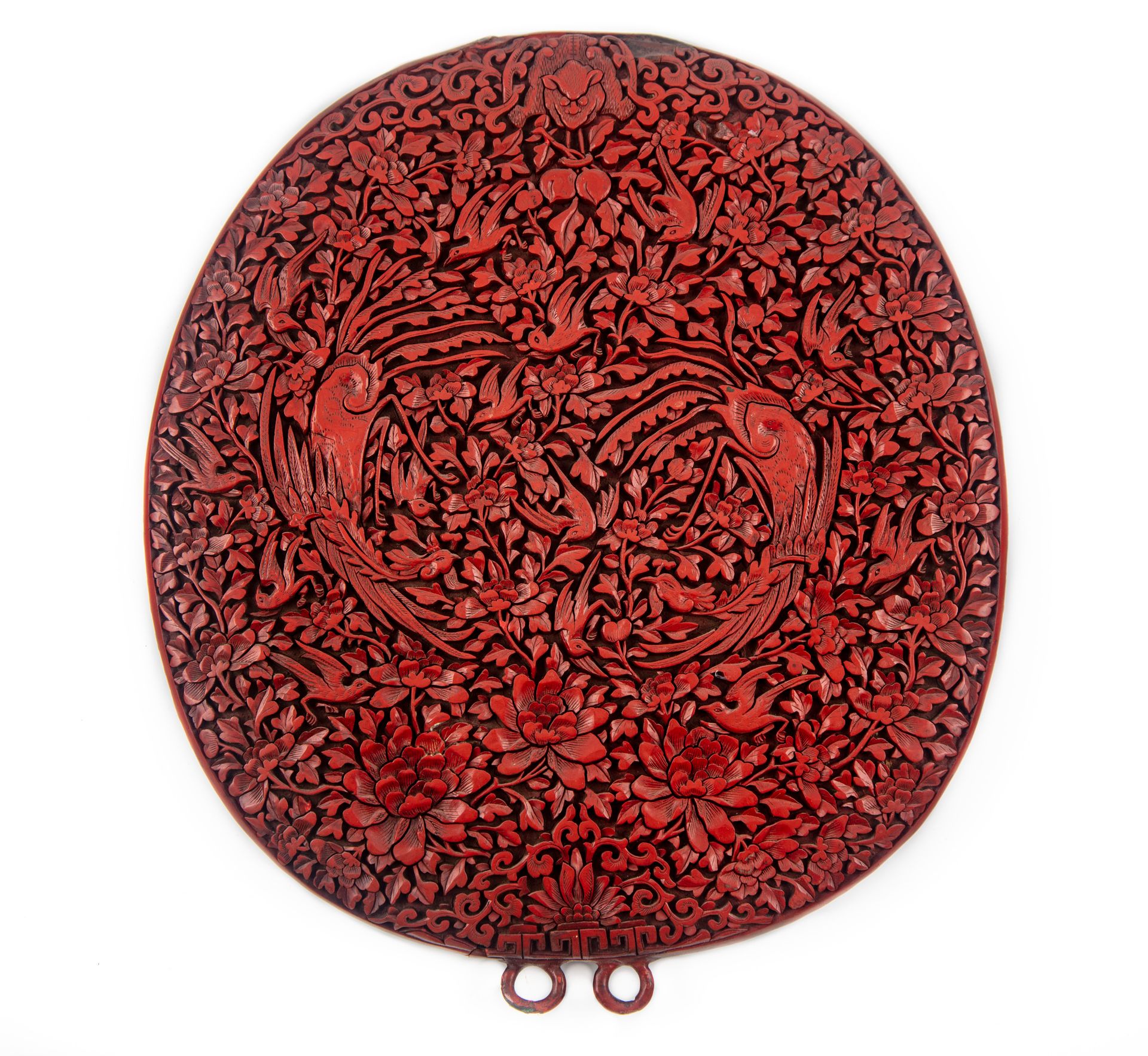CHINE 中国 - 19世纪

朱砂红漆椭圆形镜子，装饰有两只面对面的凤凰和喜鹊在树叶和莲花中飞翔的图案

H.25厘米；宽22.5厘米

小的缺失和裂缝