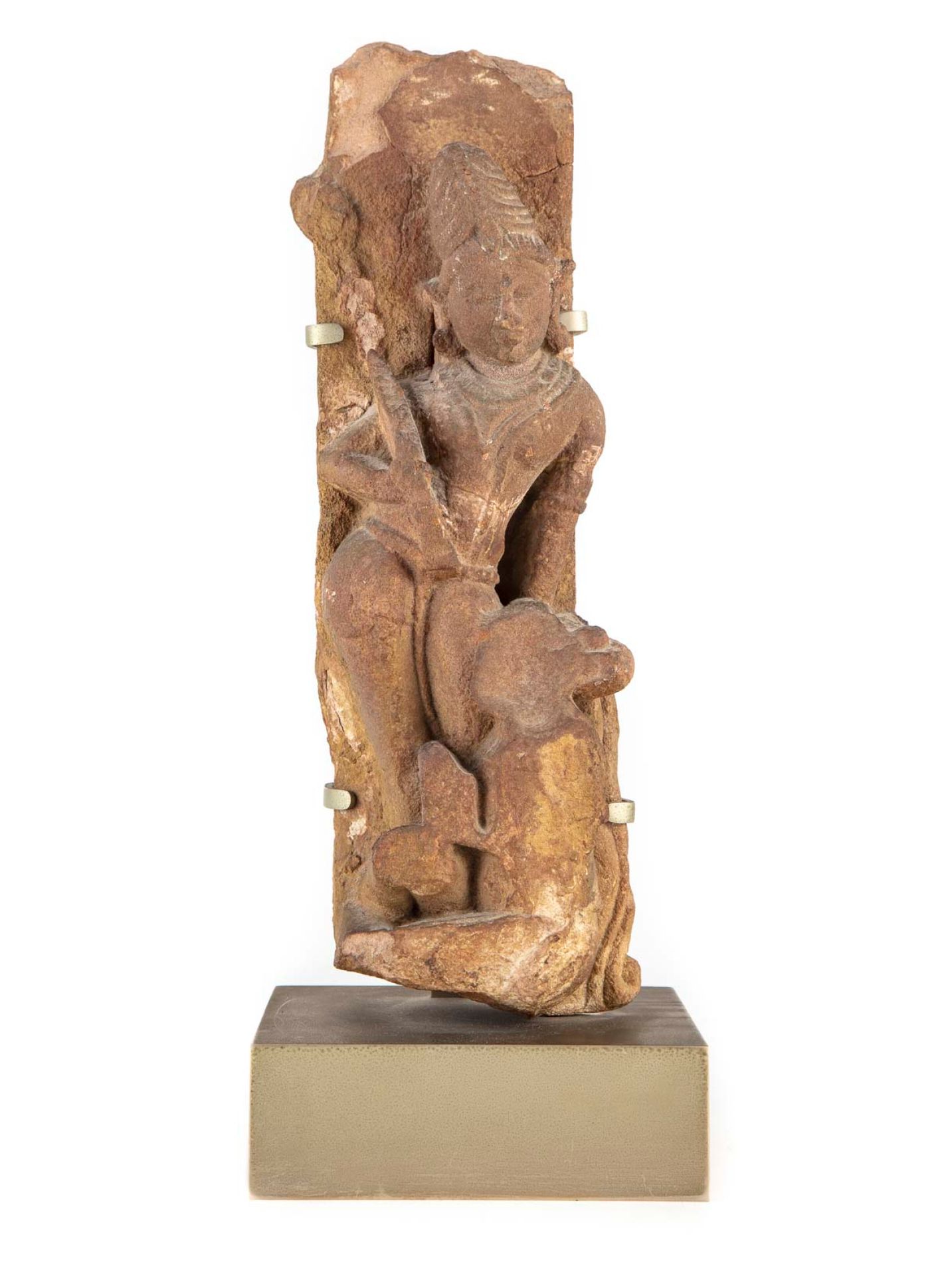 INDE 印度

一座寺庙的高浮雕，其上刻有印度教神灵（湿婆）的图案，该神灵赤身裸体，佩戴珠宝和大型Mukuta头饰。

米色砂岩

印度中部中世纪时期的作品风&hellip;