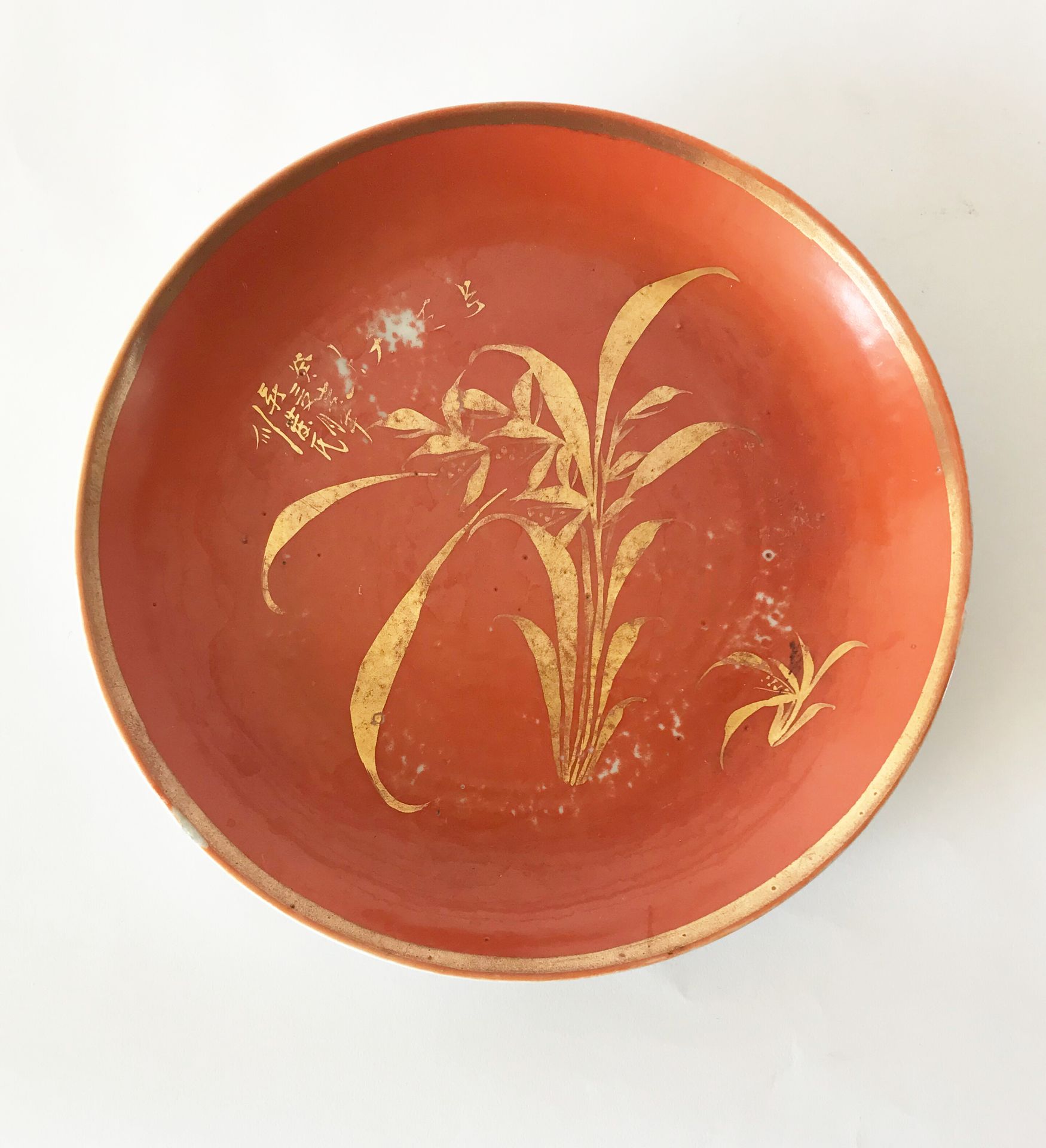 CHINE CHINA

Small porcelain plate decorated with golden reeds on a red backgrou&hellip;