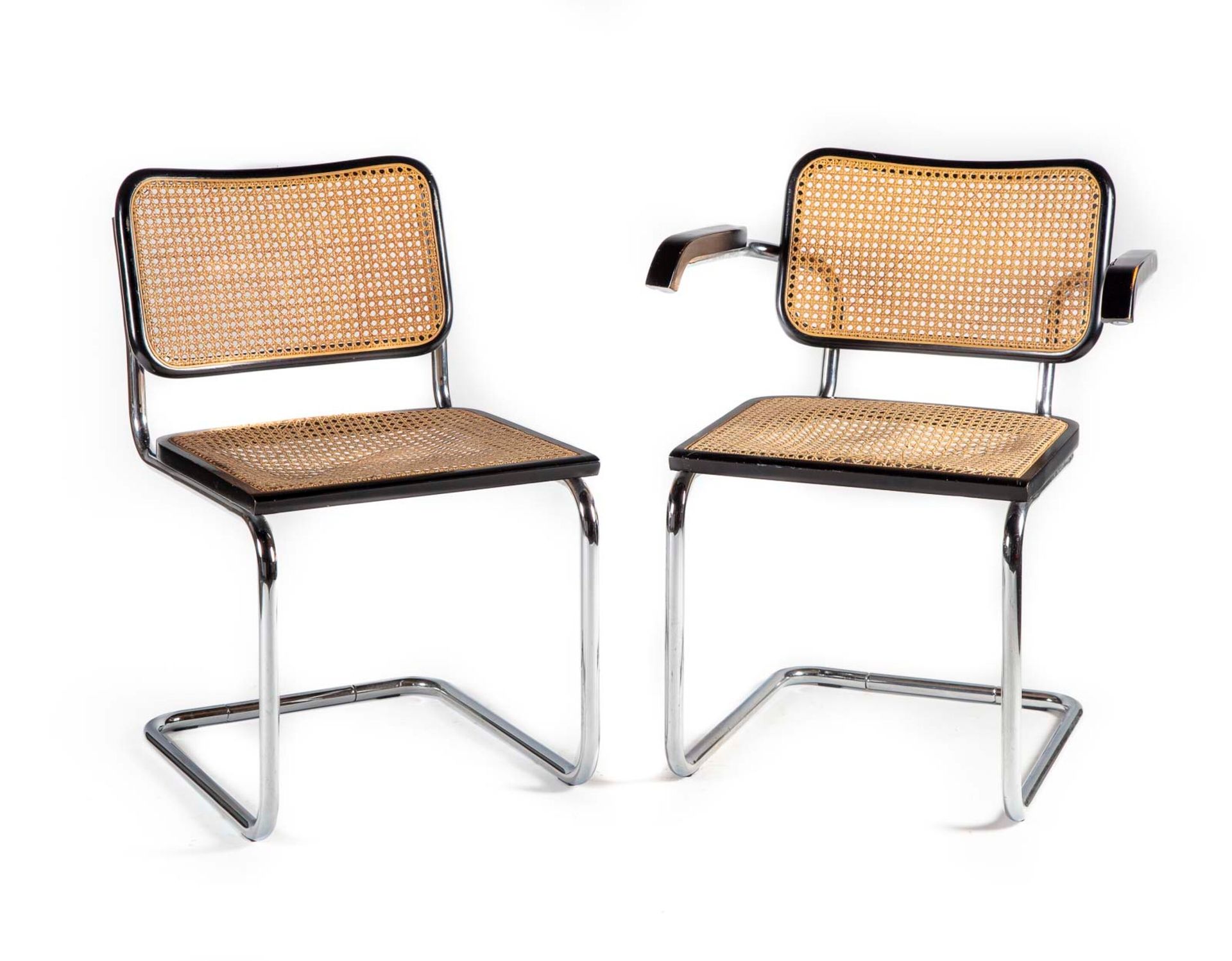 Null 套装由一把椅子和一把扶手椅组成，钢结构，漆木和藤条软垫。

约1970年