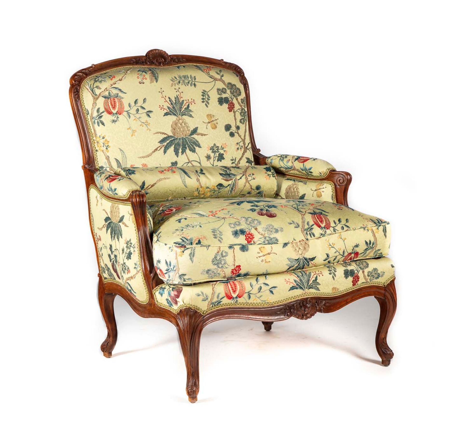 Null 模制、雕刻和着色的胡桃木扶手椅，平背，装饰有叶子、花和贝壳，靠在拱形腿上

路易十五风格

H.98厘米；长：81厘米