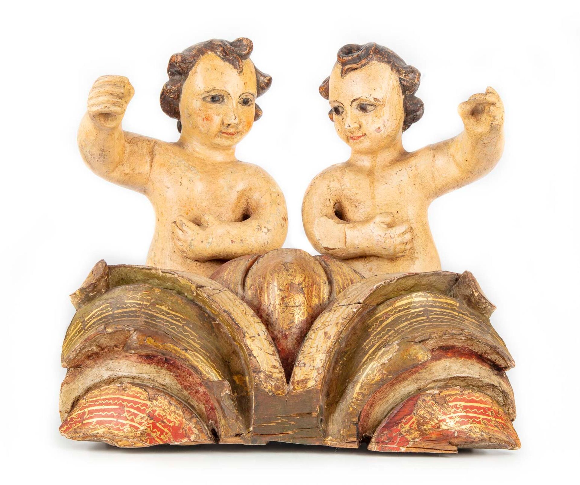 Null 多色木雕组，表现两个小天使拿着火把，正面有树叶装饰

外国作品，可能是奥地利的

18世纪

H.39 cm; L. : 40 cm

磨损和撕裂