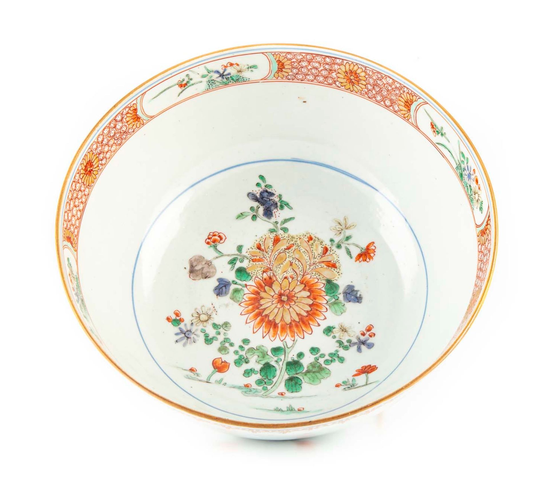 CHINE 中国

阳台上的莲花和花灌木的多色装饰瓷碗

康熙年间（1662-1722）

D.22.5厘米；高10厘米