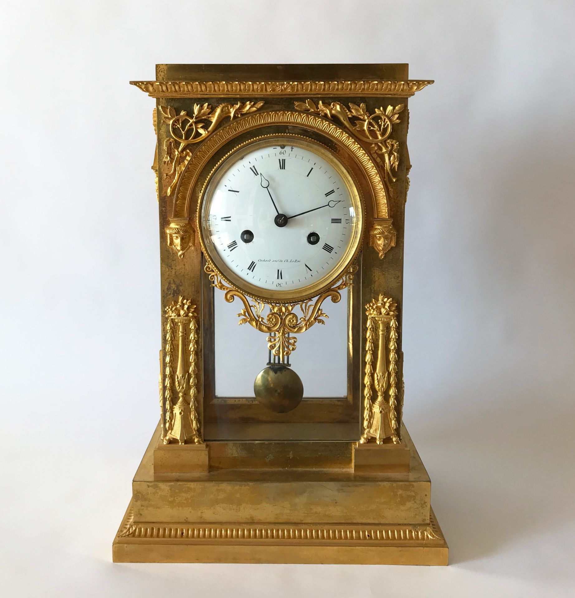 Null Gilt bronze clock in the form of a triumphal arch with applied scrolls and &hellip;