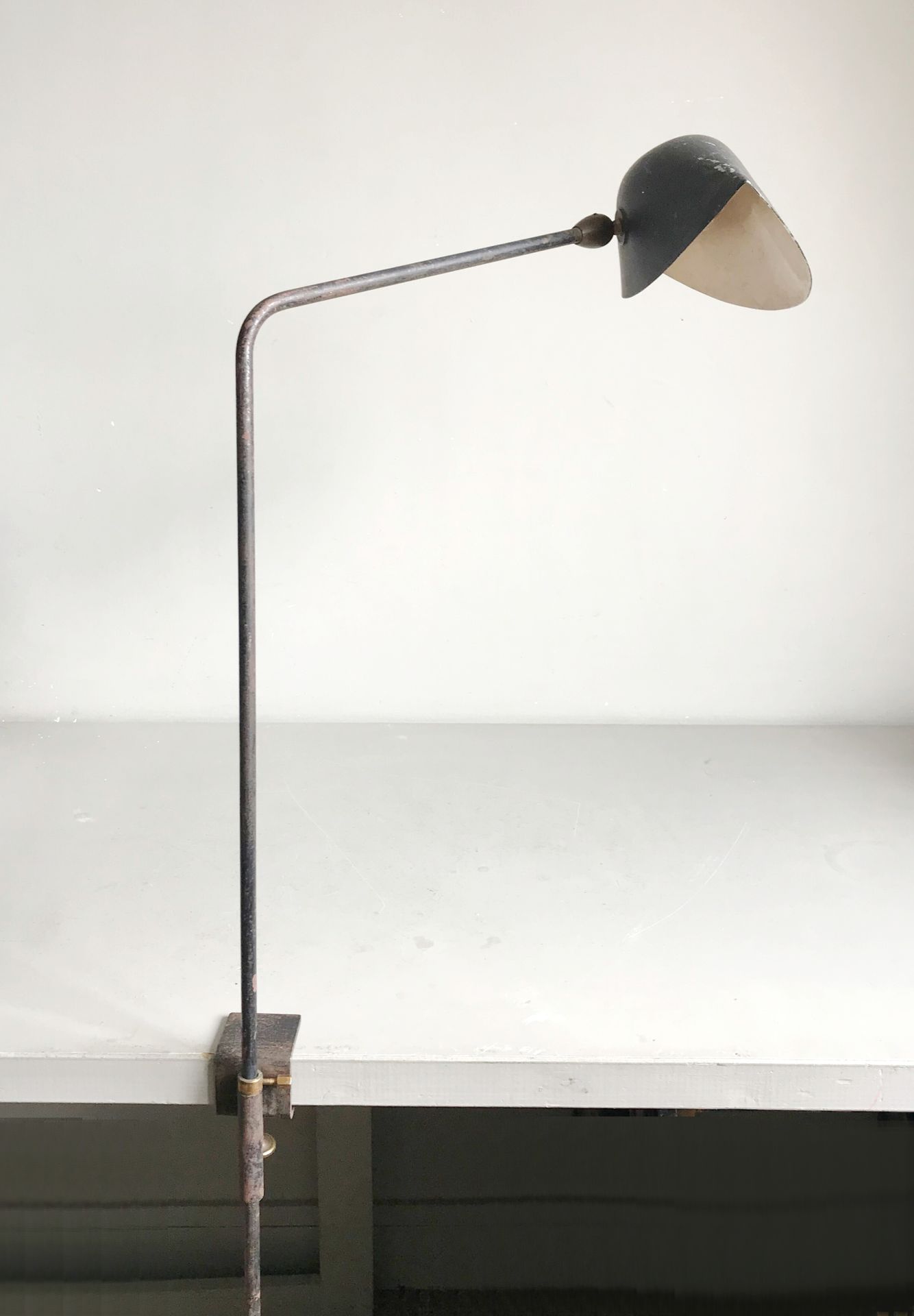 Serge MOUILLE 塞尔吉-穆伊尔 (1922 - 1988)

台灯模型，黑色漆面折叠钢单钉，管状臂可在钳子上调节高度。 压花金属板扩散器，折叠和黑色&hellip;