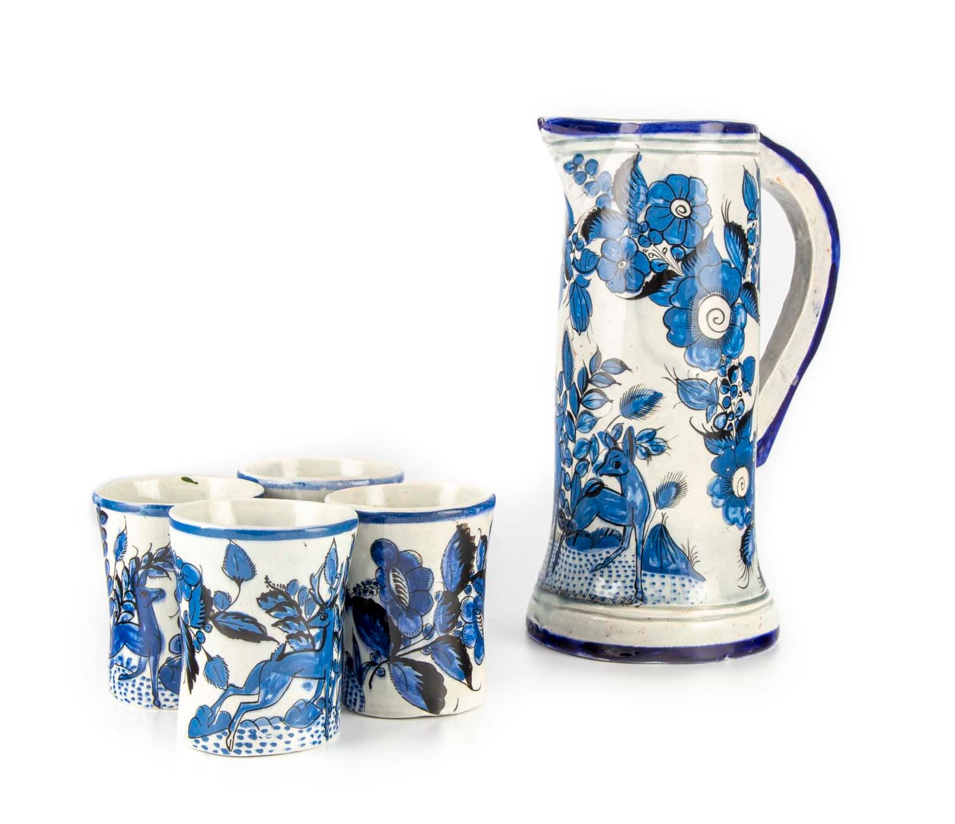 Null 波斯风格的蓝色单色鹿和花装饰的陶罐和四个高脚杯

20世纪

H.29.5厘米和10厘米