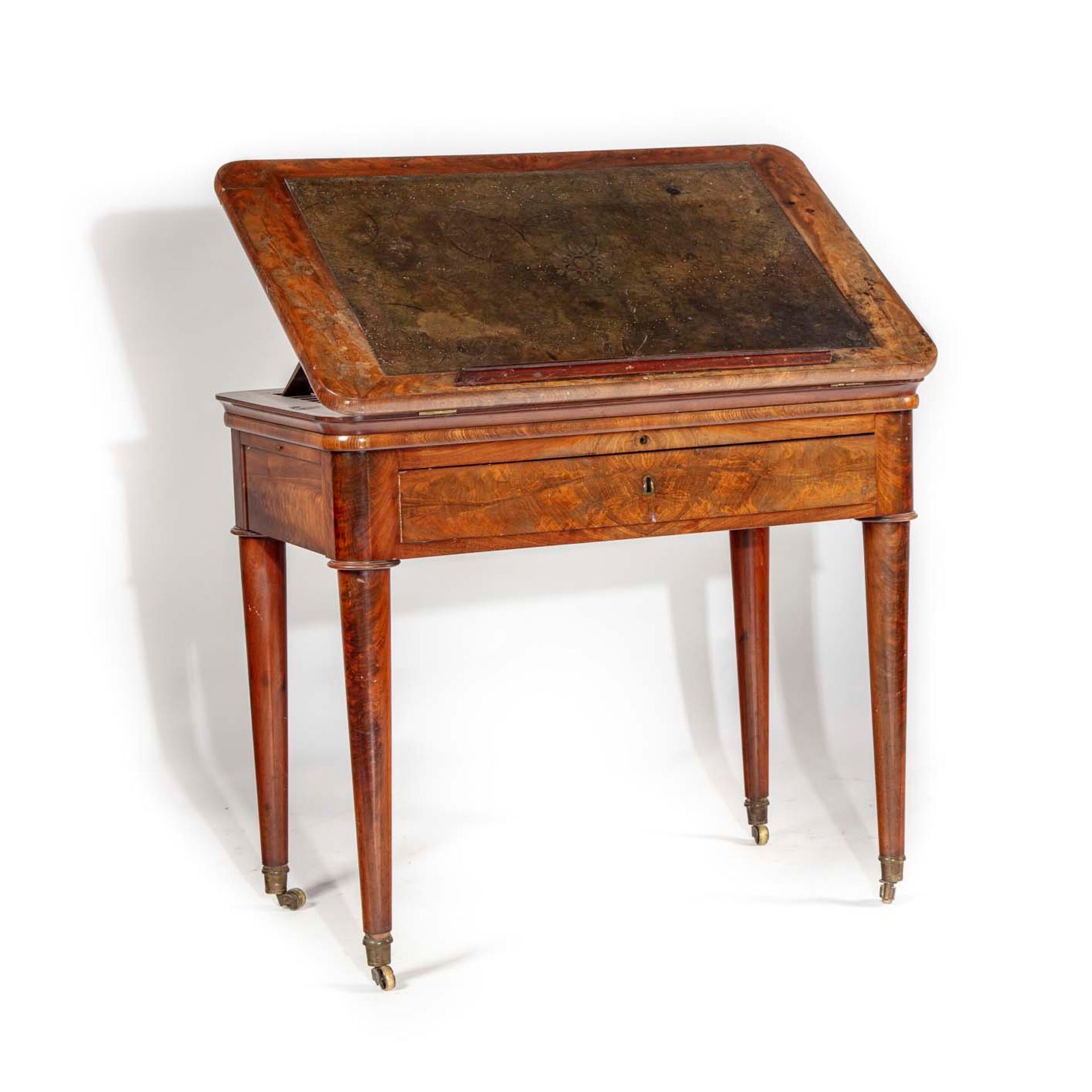 Null 木桌 "à la Tronchin"，顶部覆盖着皮革，抬起来形成一个书桌的开口，腰部有一个抽屉，圆形的立柱和锥形的腿，最后有脚轮。

19世纪上半叶
&hellip;