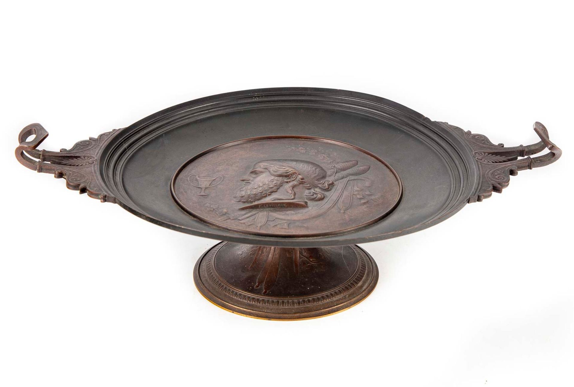 LEVILLAIN 斐迪南-勒维兰(1837-1905)

饰有仿古轮廓的青铜杯

H.11.5厘米、长45厘米、深31厘米