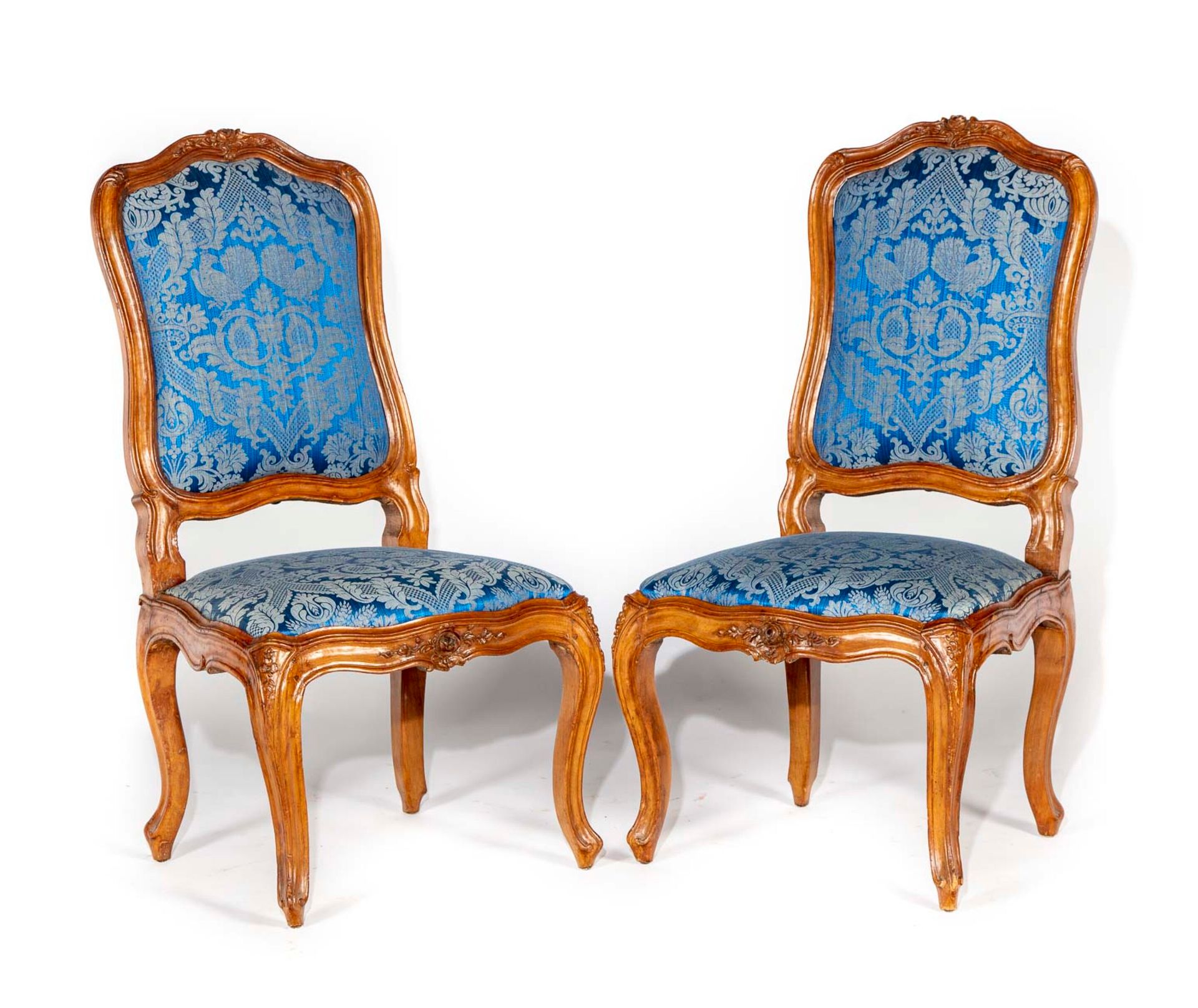 Null 一对模制和雕刻的胡桃木椅子，平背，装饰着叶子和花朵，靠在拱形的腿上

路易十五时期

H.101 cm; L. : 53 cm