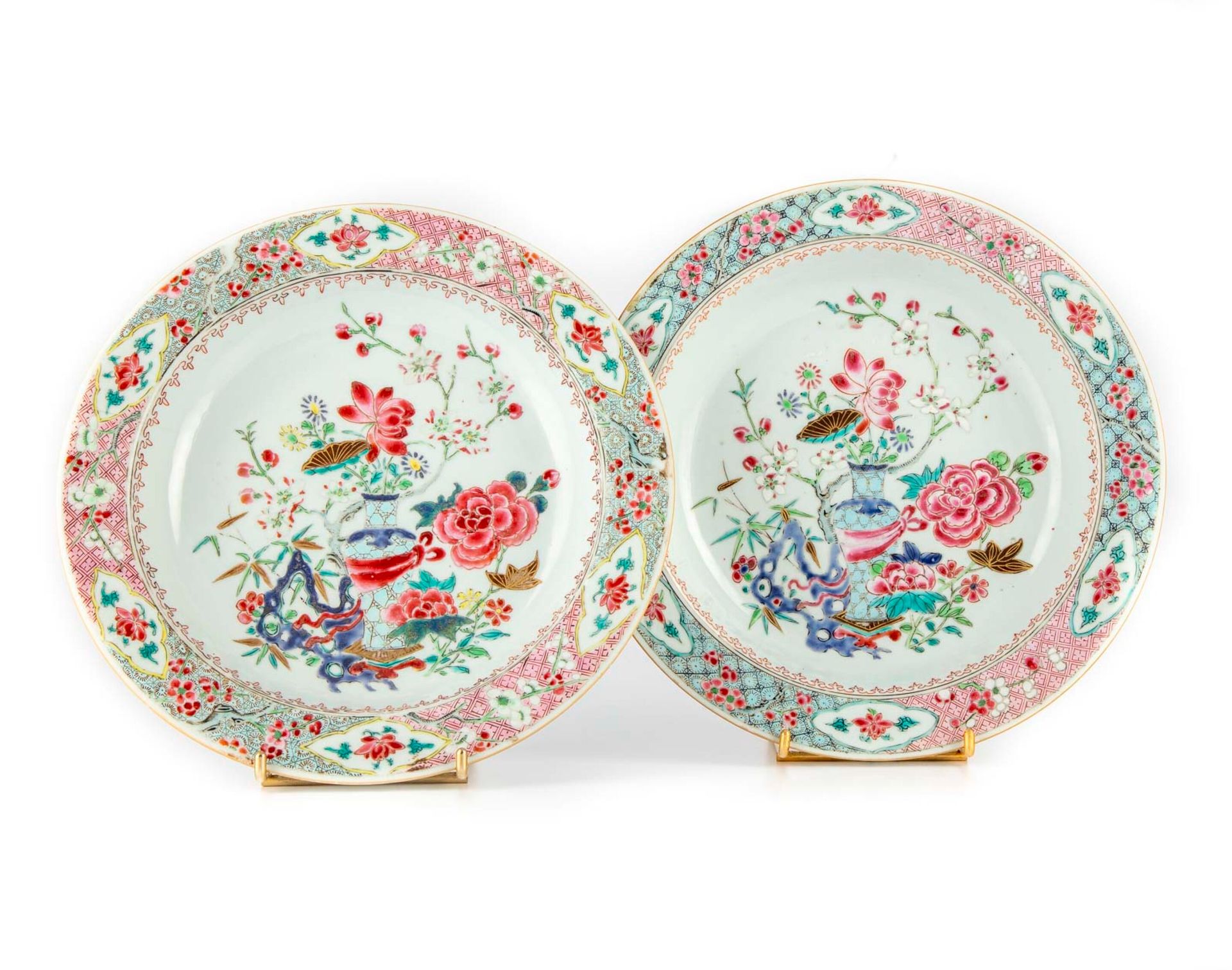 CHINE CHINA

Zwei Porzellan-Suppenteller mit polychromem Dekor von Vase, durchbr&hellip;
