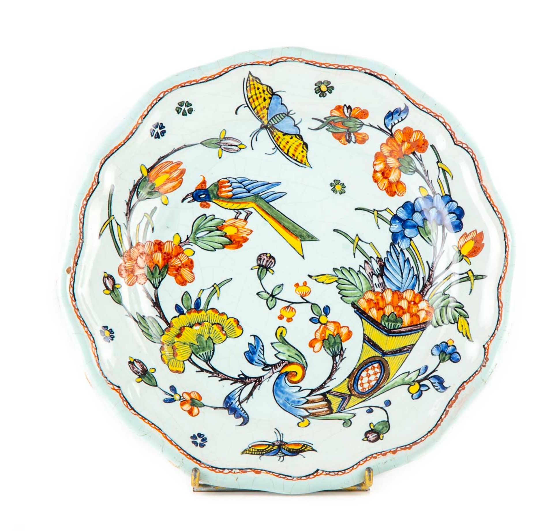 ROUEN ROUEN制造 - 十八世纪

扇形边缘的陶器盘，饰有玉米花、鸟和蝴蝶

D.26厘米

划痕