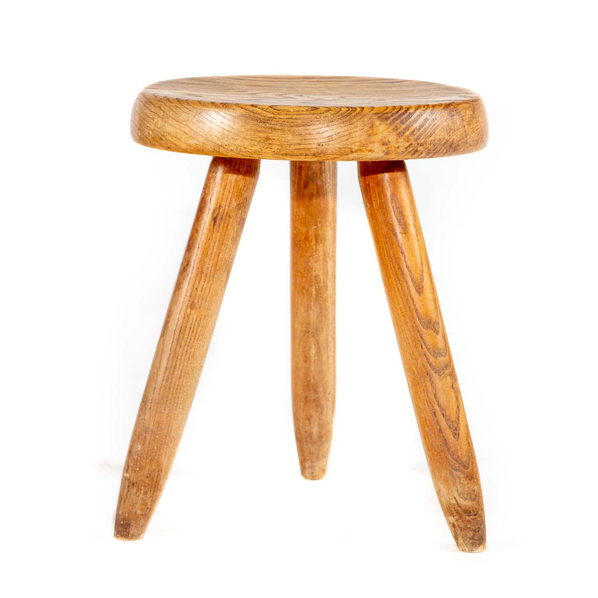 CHARLOTTE PERRIAND 夏洛特-佩里昂 (1903-1999)

三角凳模型 "Berger"，天然木材，圆形座椅略微空心，安装在三条锥形腿上的舌&hellip;