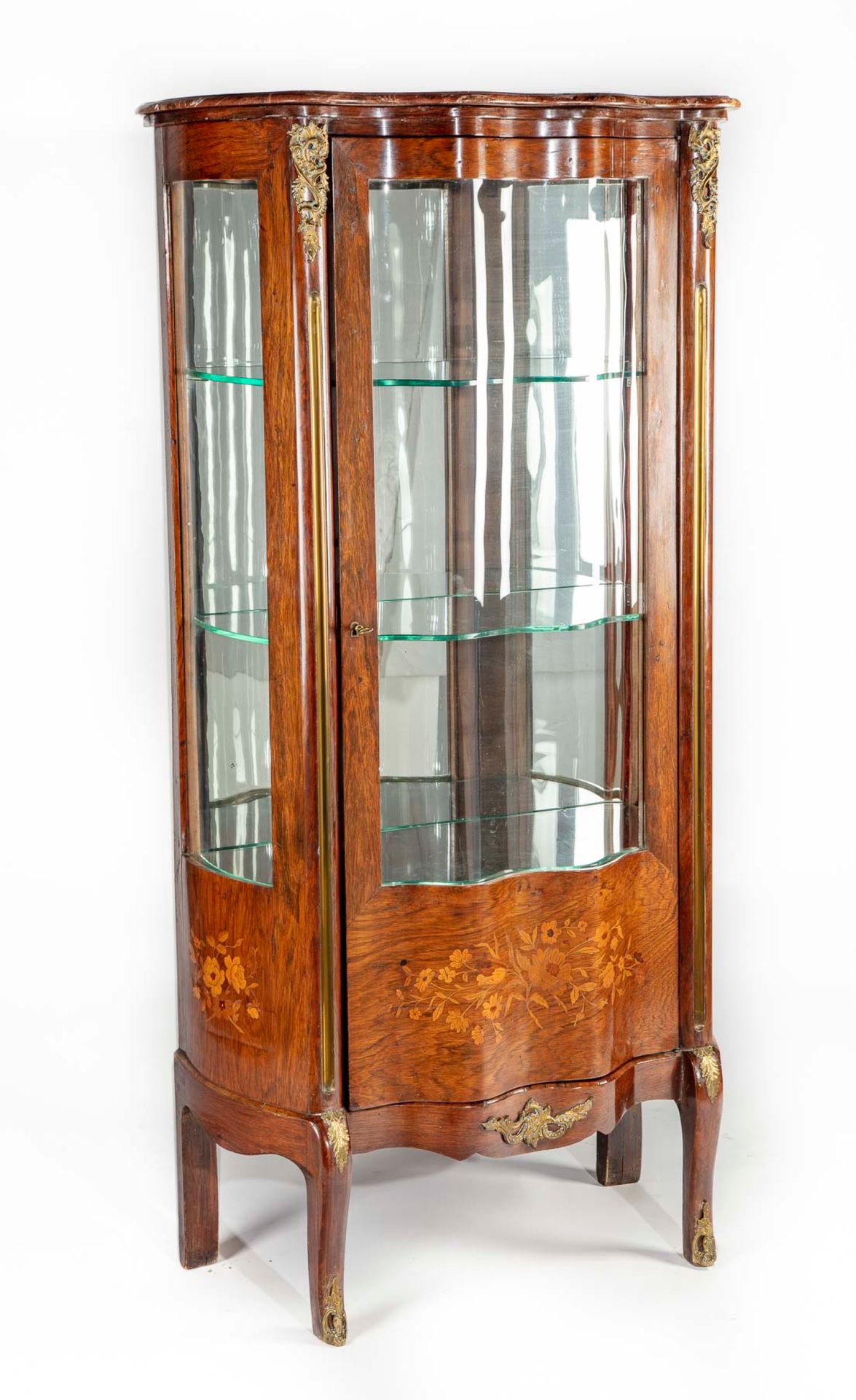 Null 一个花和纸币镶嵌的展示柜，开在玻璃门上，放在小拱脚上；红色朗格多克大理石桌面

路易十五风格，19世纪

H.158厘米；宽：78厘米；长：41厘米