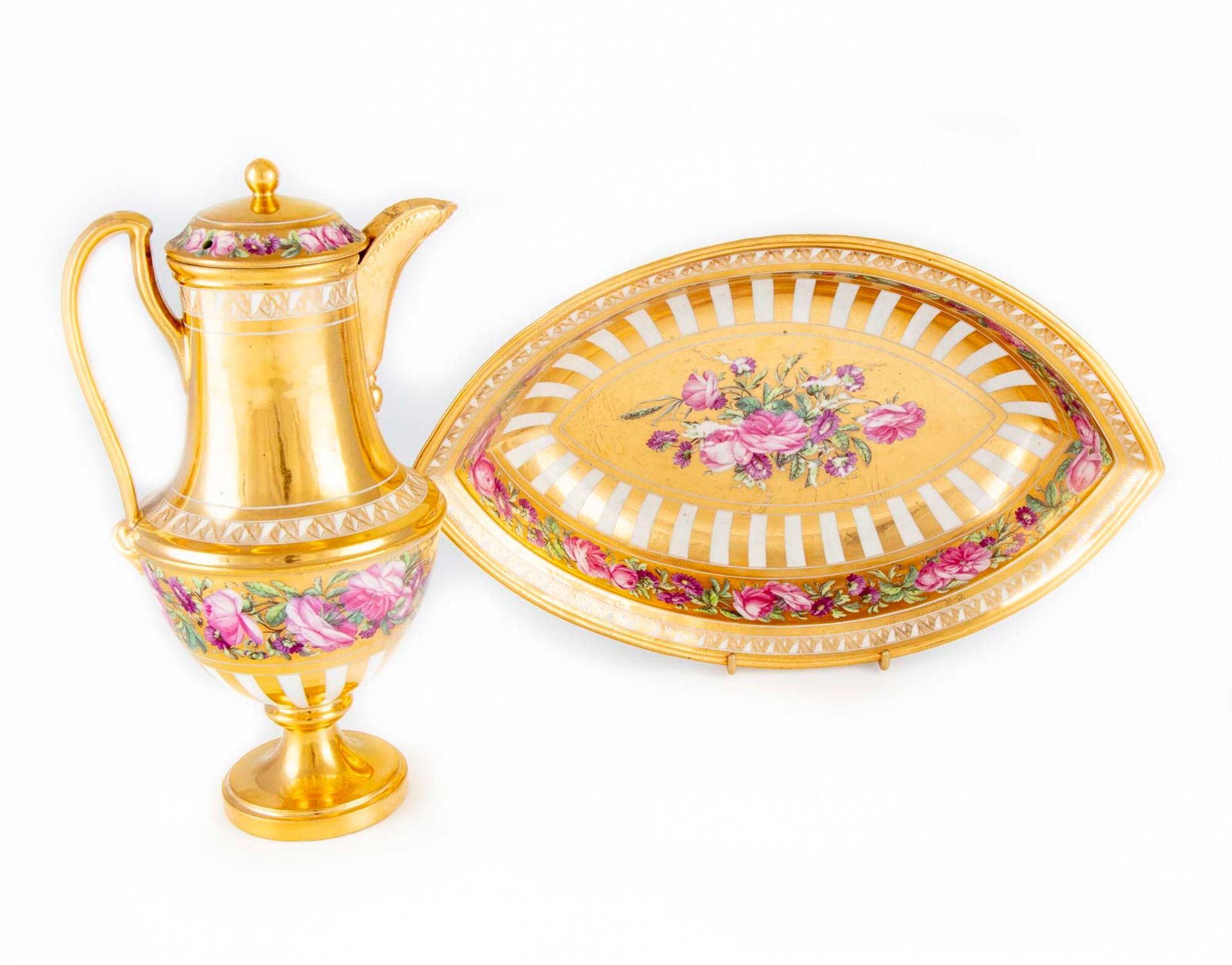 Null 瓷质有盖水壶及其梭形盆，有镀金花装饰。

德国（？）19世纪

事故发生在水口
