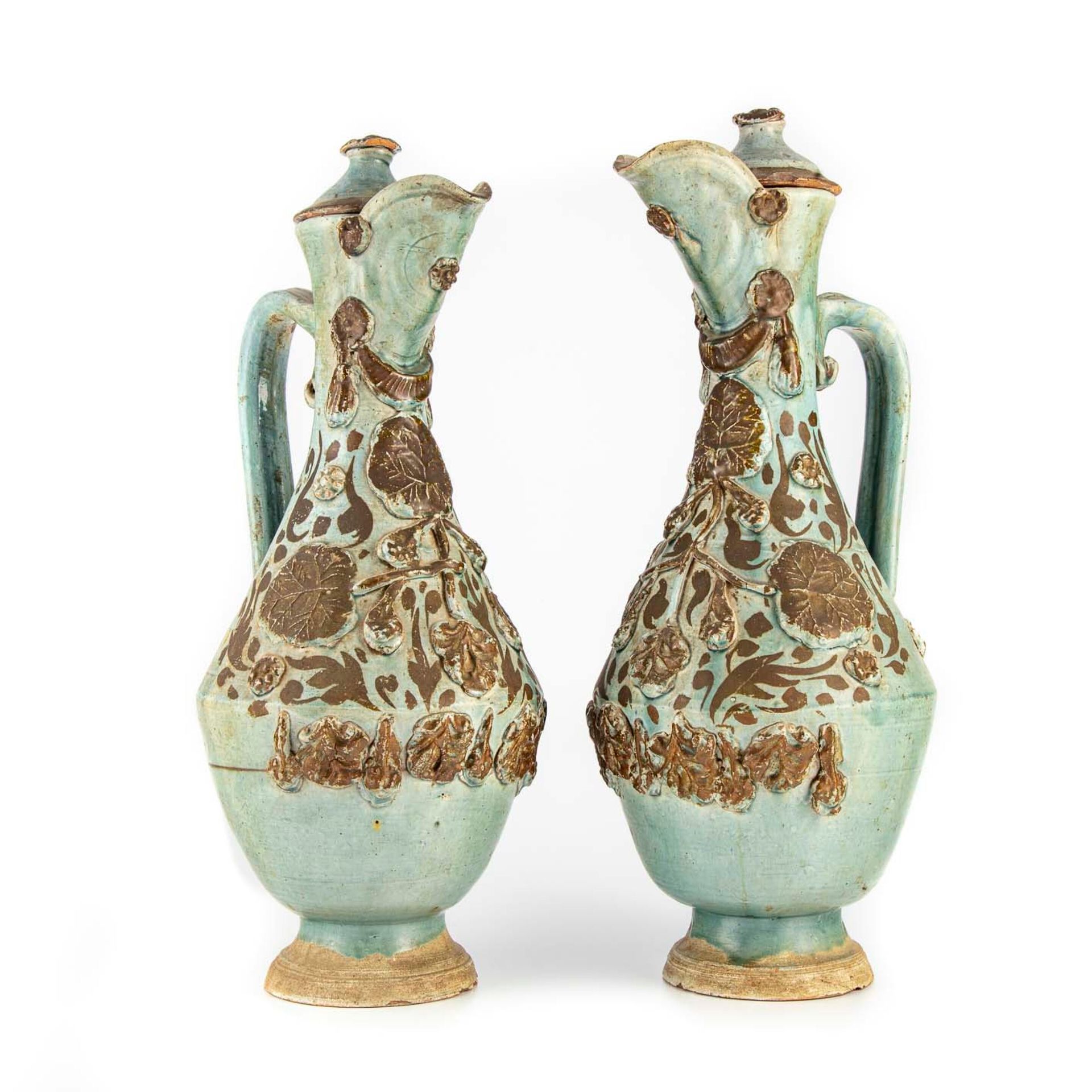 TURQUIE TÜRKEI

Paar keramische Ewers, dekoriert in Braun auf türkisblauem Hinte&hellip;