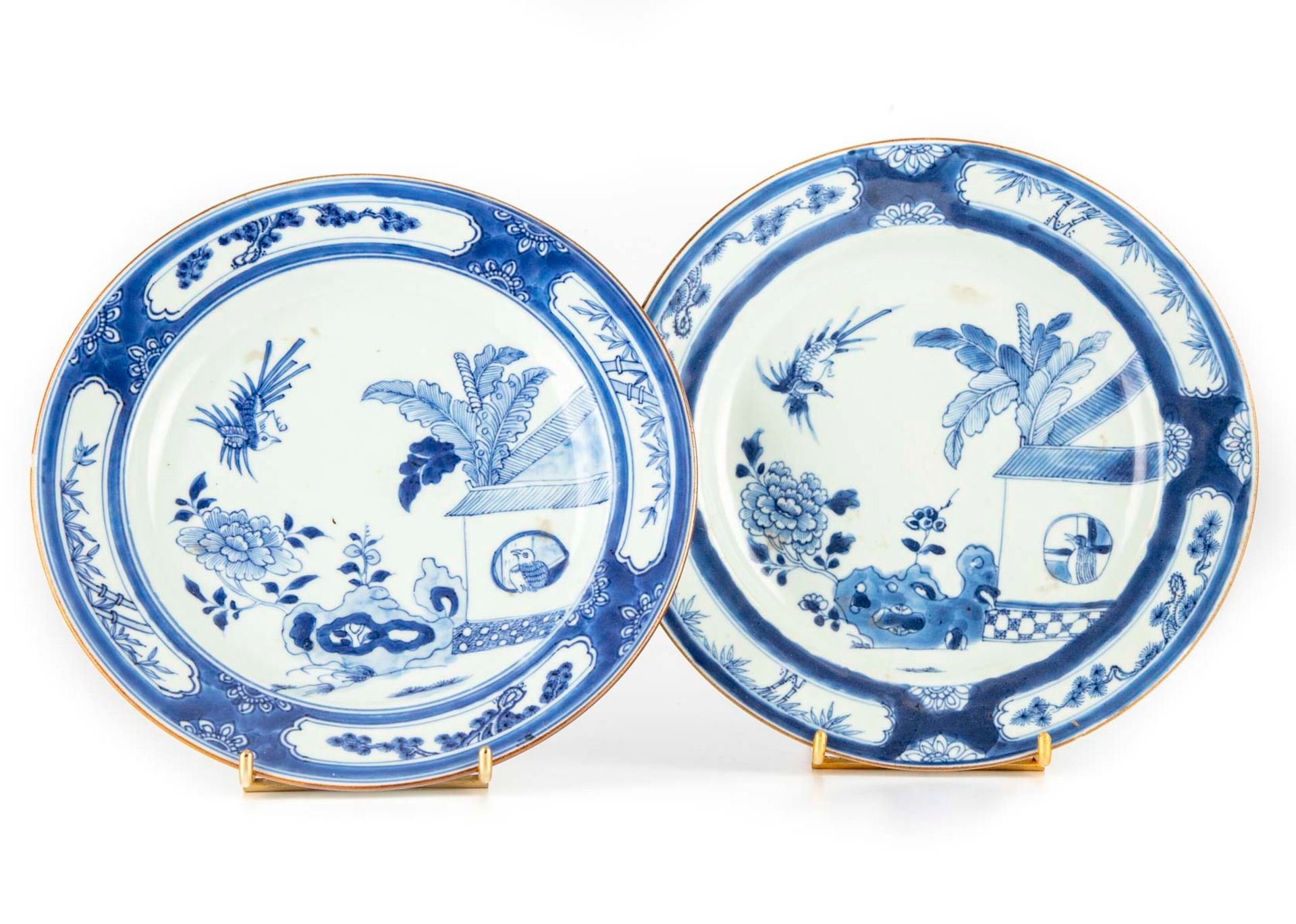 CHINE 中国

两个蓝色单色装饰布谷鸟的瓷盘，翅膀上有蓝色背景装饰的四个储备物

18世纪

D.22.5厘米

每块板上都有一个裂缝