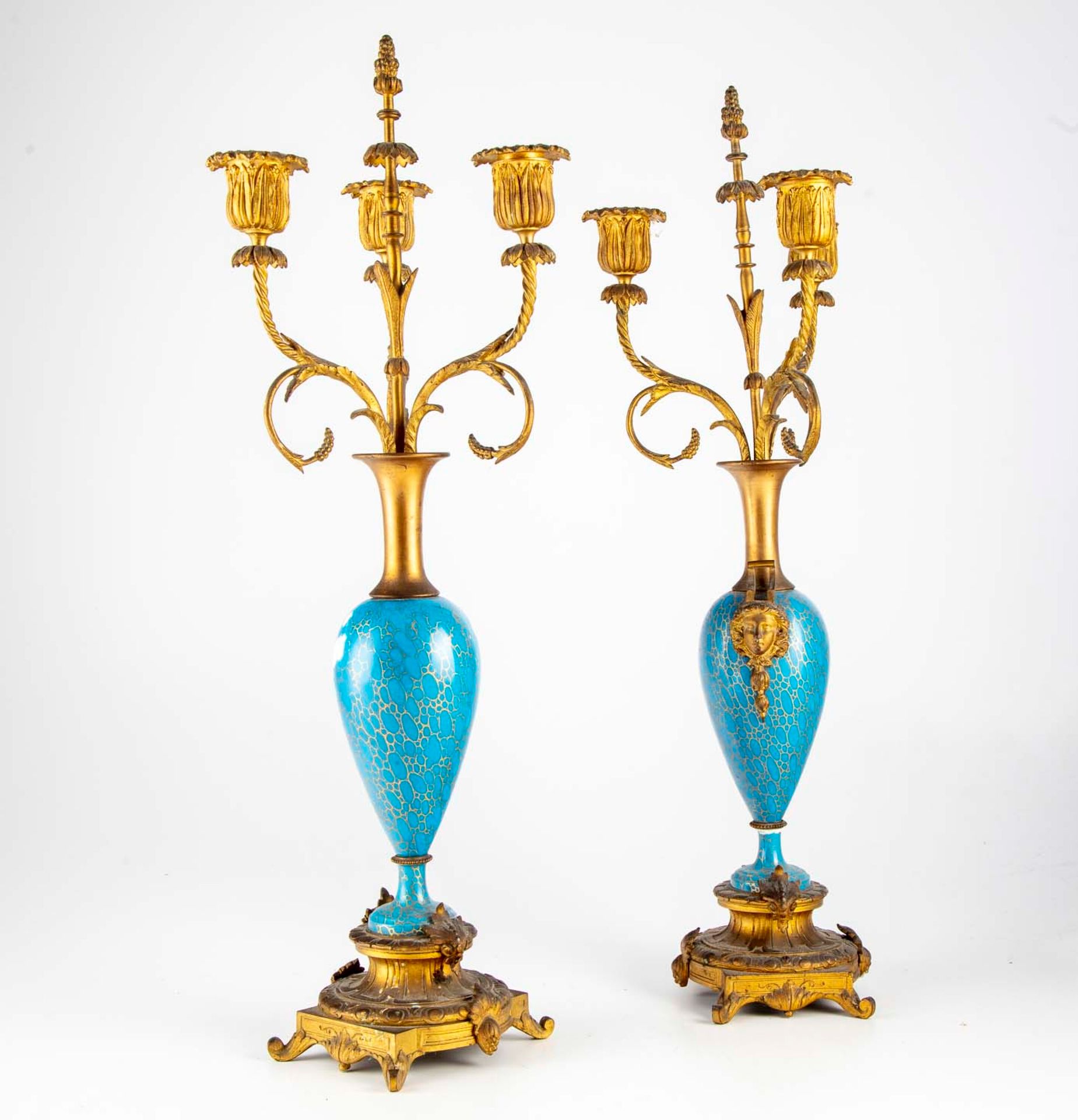 Null Paar Fackeln aus Porzellan und vergoldetem Messing

Napoleon III.

H. 52 cm&hellip;