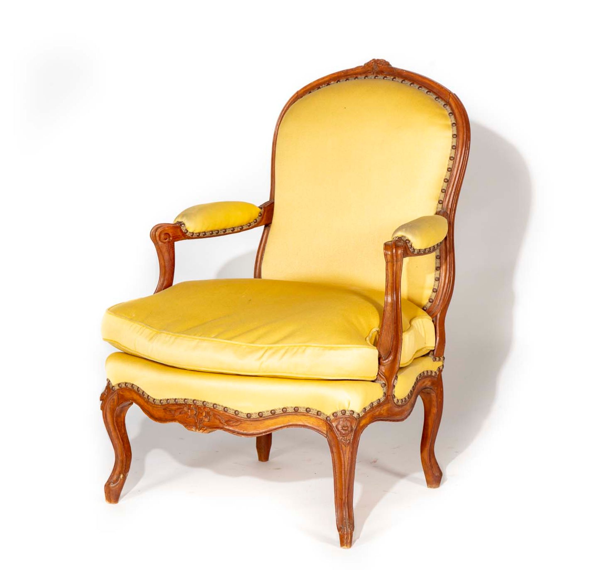 Null Large fauteuil en bois naturel mouluré et ciselé de fleurettes, dossier pla&hellip;