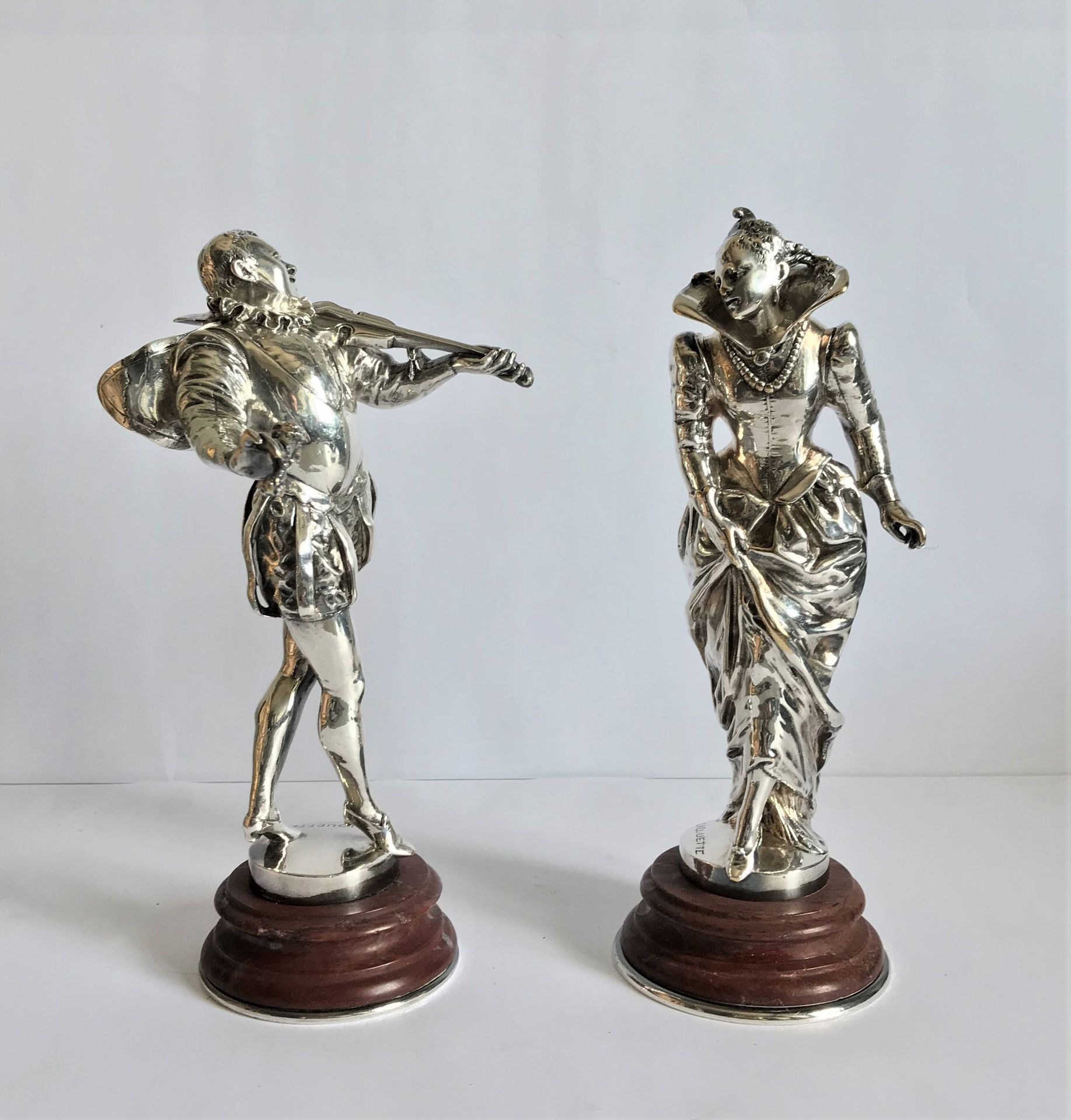 LALOUETTE 奥古斯特-路易斯-拉鲁瓦特 (1826 - 1883)

17世纪风格的音乐家和舞蹈家

银色青铜雕像一对

在露台上签名

大理石底座

&hellip;