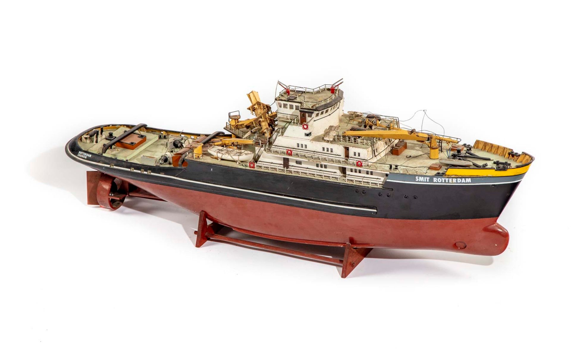 SMIT ROTTERDAM 斯密特-罗特丹 "号拖船模型，涂色木料

混乱的桅杆

H .30厘米；长：92厘米

小事故和丢失的零件