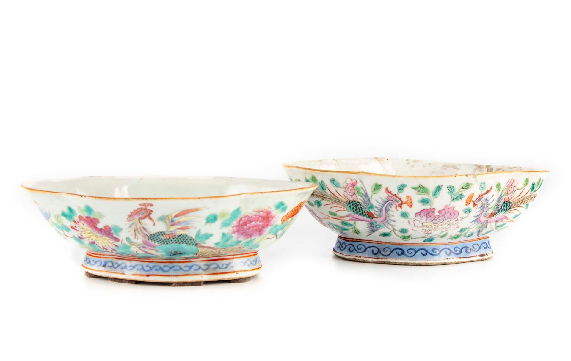 CHINE 中国

两只椭圆瓷杯，法米勒珐琅彩花中凤凰的多色装饰

19世纪晚期

长：22.5厘米和21.5厘米

损坏的一个