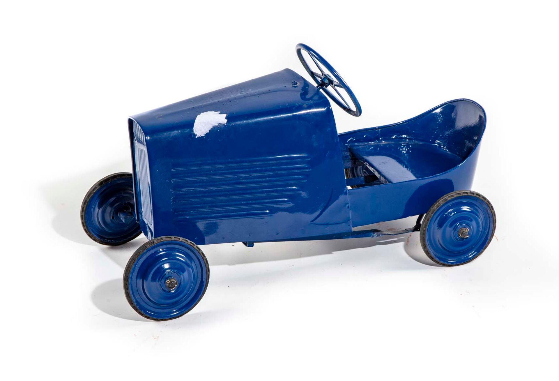 Null Small pedal car in sheet metal repainted in dark blue

H. 45 cm ; W. 68 cm &hellip;