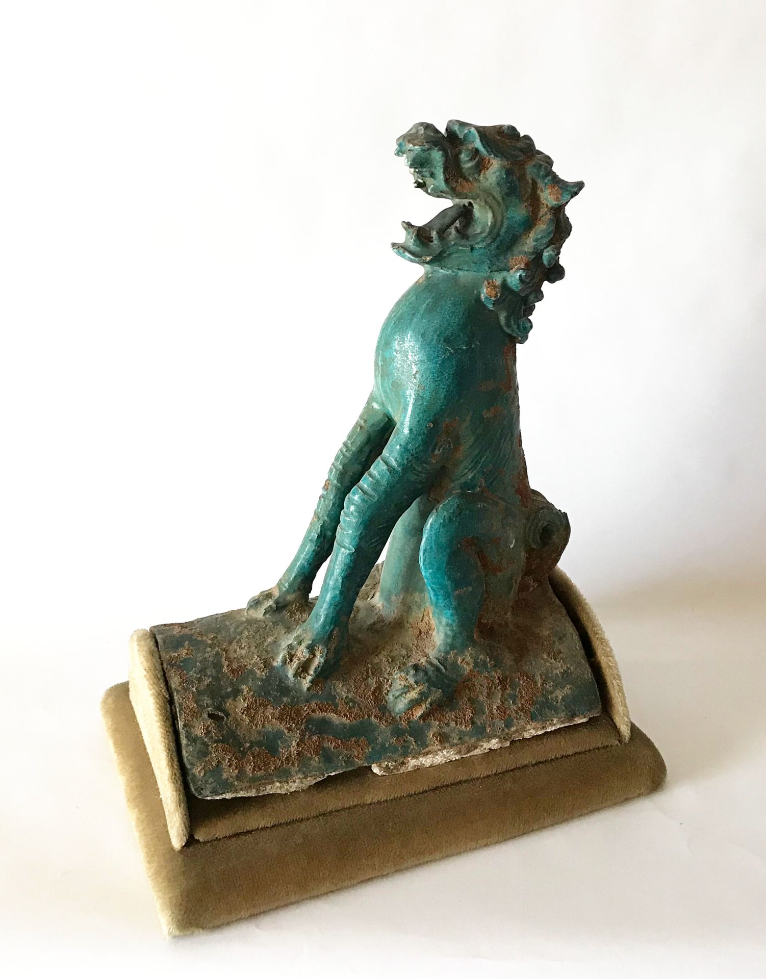 CHINE 中国

蓝色釉面陶瓷屋瓦，形状为坐着的能人之狗。19世纪

H.35厘米

小事故，天鹅绒底座
