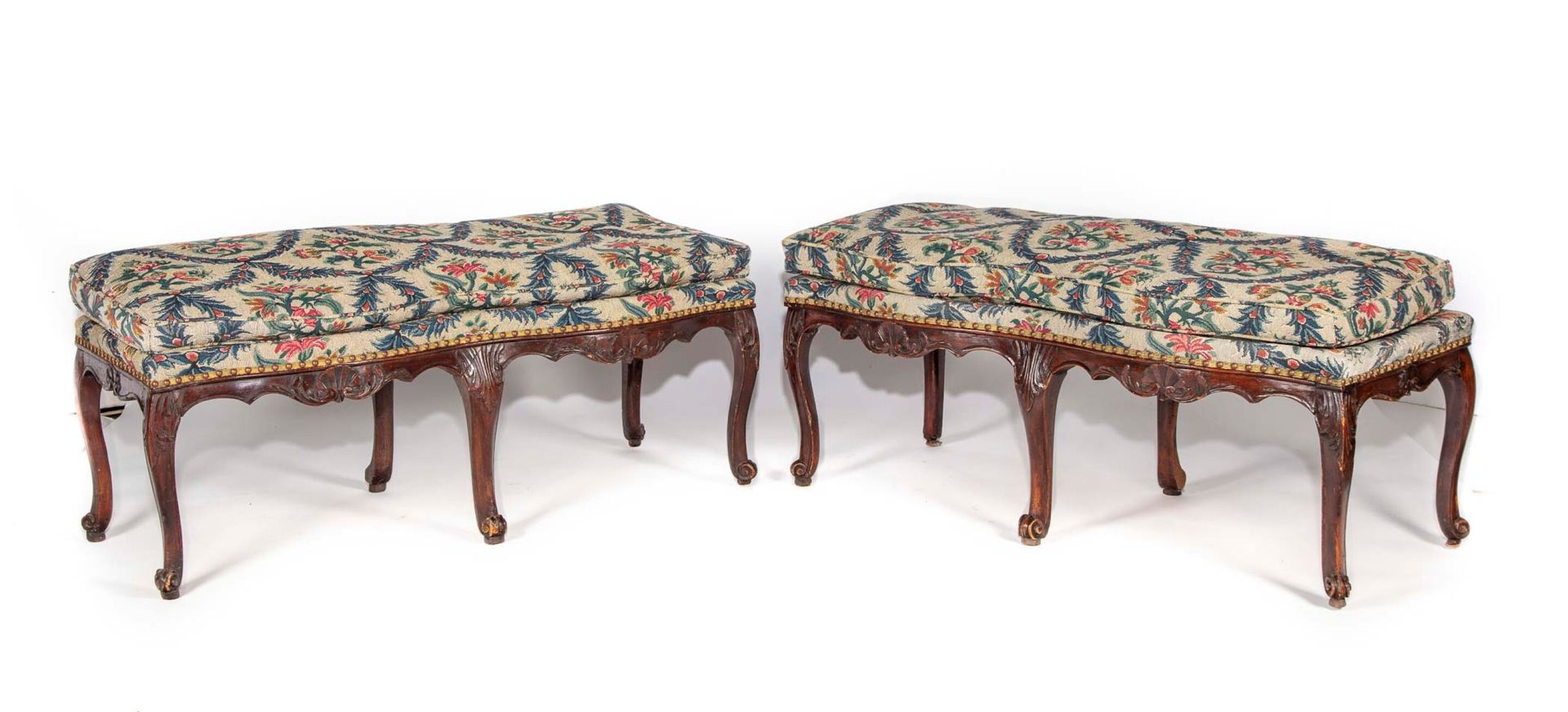 Null 一对带有贝壳和叶子装饰的彩色木凳；（修复）。

路易十五时期。

H.40厘米；宽：116厘米；长：49厘米