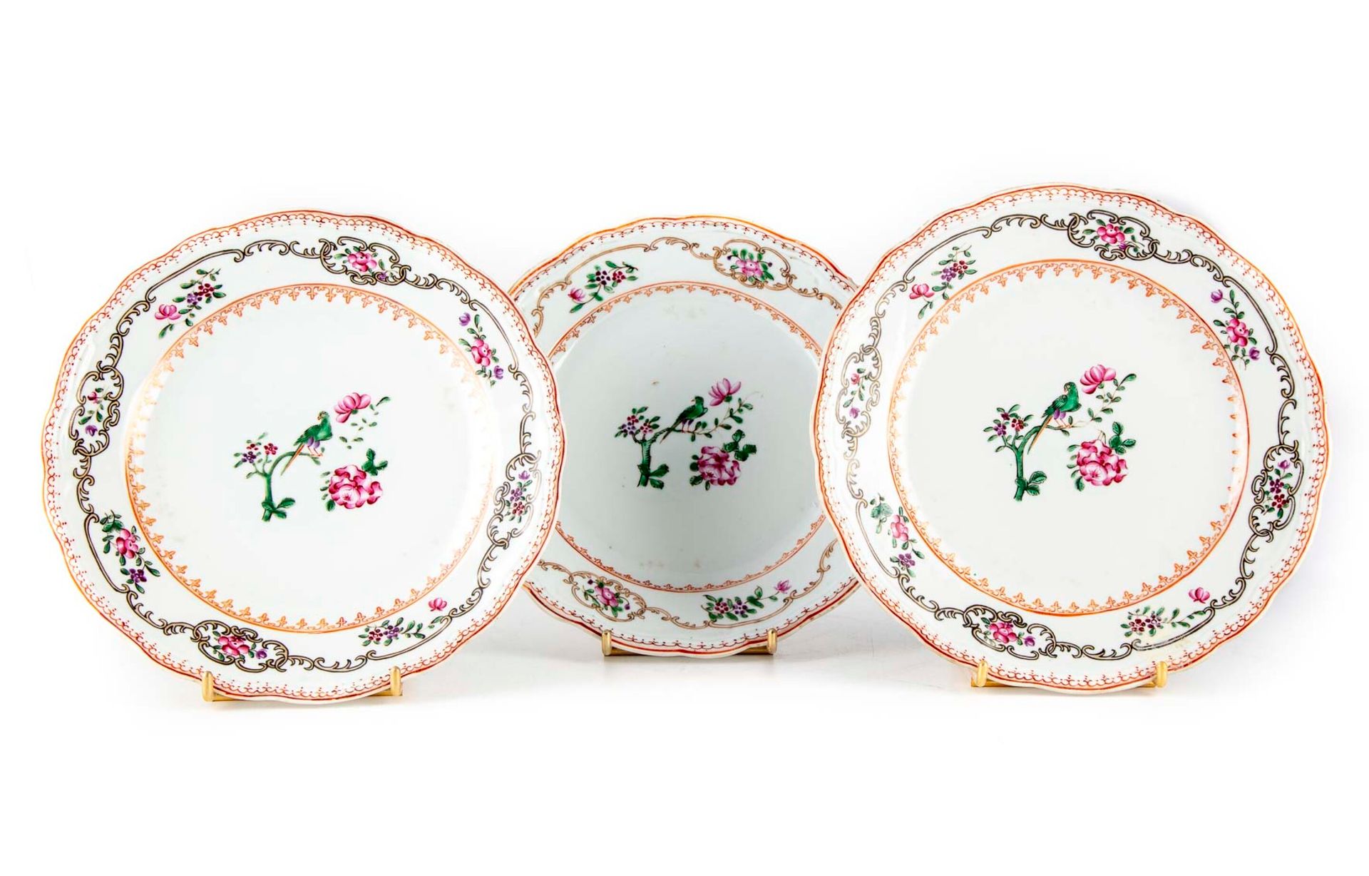CHINE CINA

Un set di tre piatti in porcellana con bordo sagomato e decorazione &hellip;