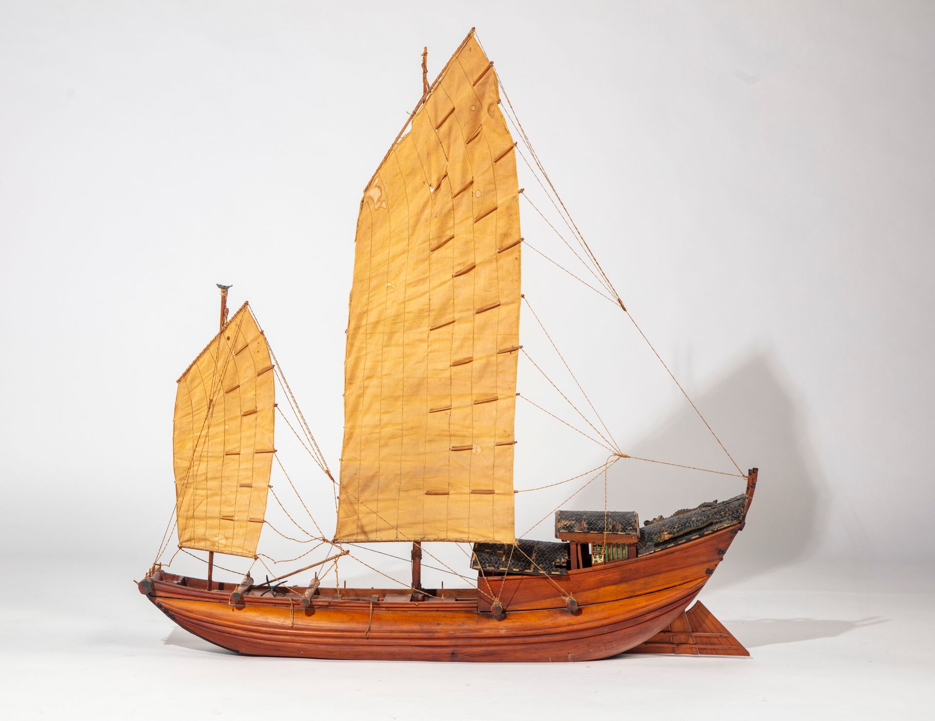 CHINE CHINA - 20. Jahrhundert

Modell einer Holzdschunke

H. 91 cm ; B. 91 cm ; &hellip;