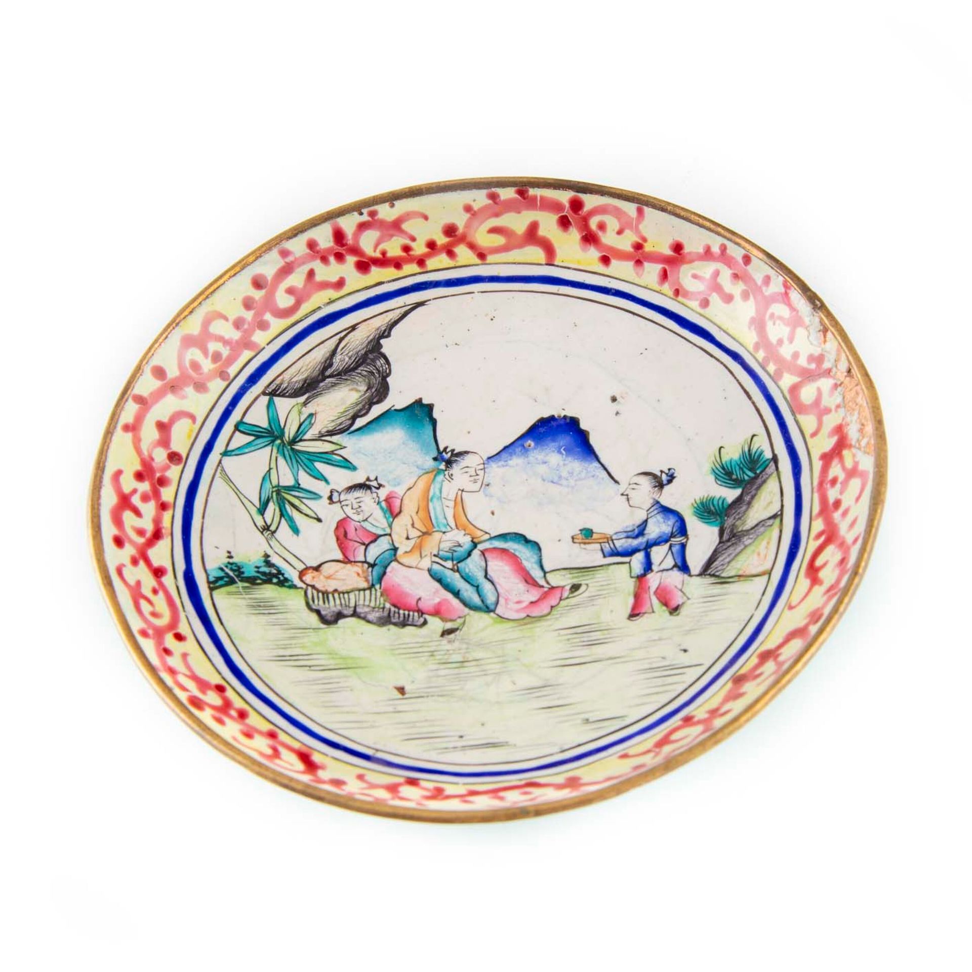 CHINE CHINA

Small enamel dish with polychrome decoration of characters in a lan&hellip;