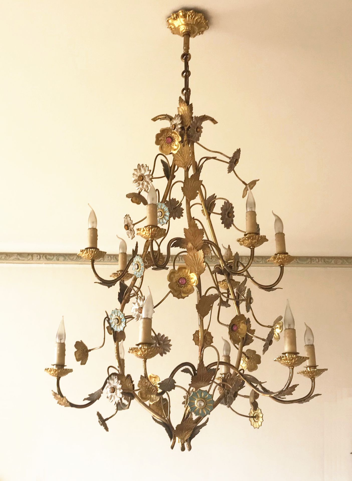 Maison JANSEN 归属于詹森家族的作品

十二臂鎏金金属吊灯，以玻璃凸面体为中心，饰有叶子和花朵。

18世纪风格

H.110厘米；D.：65厘米