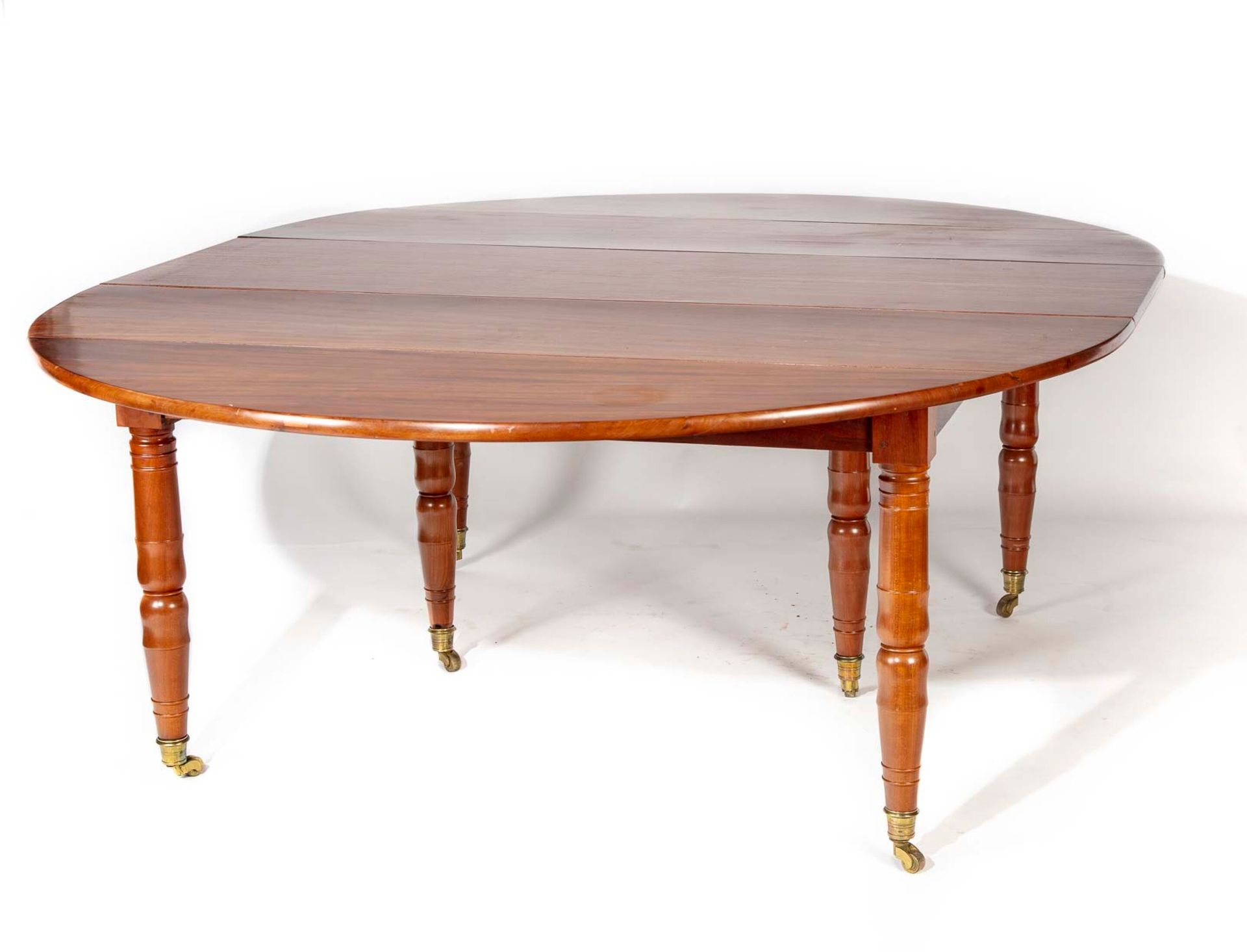 Null 一张圆形的大型实心桃花心木餐桌，搁置在以脚轮结束的双栏杆腿上；（有一个后来的桃花心木贴面延伸部分

19世纪初

H.71厘米；D.：165厘米（约）&hellip;