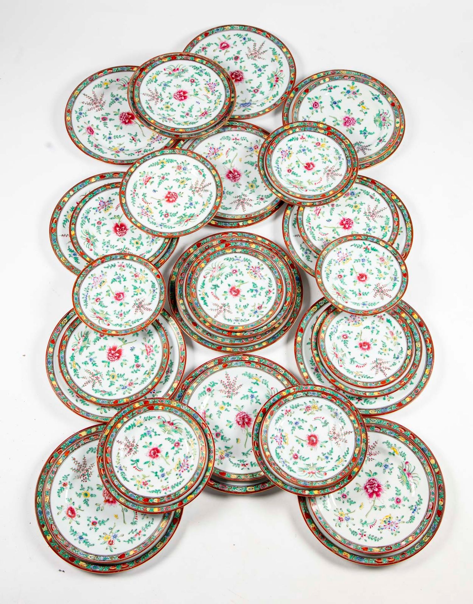 CHINE 中国 - 20世纪

瓷盘套装，带有广东风格的多色珐琅彩花和镀金边框的装饰。它的组成是 :4套10个大小不等的盘子和3个小盘子。

D.25 - 2&hellip;