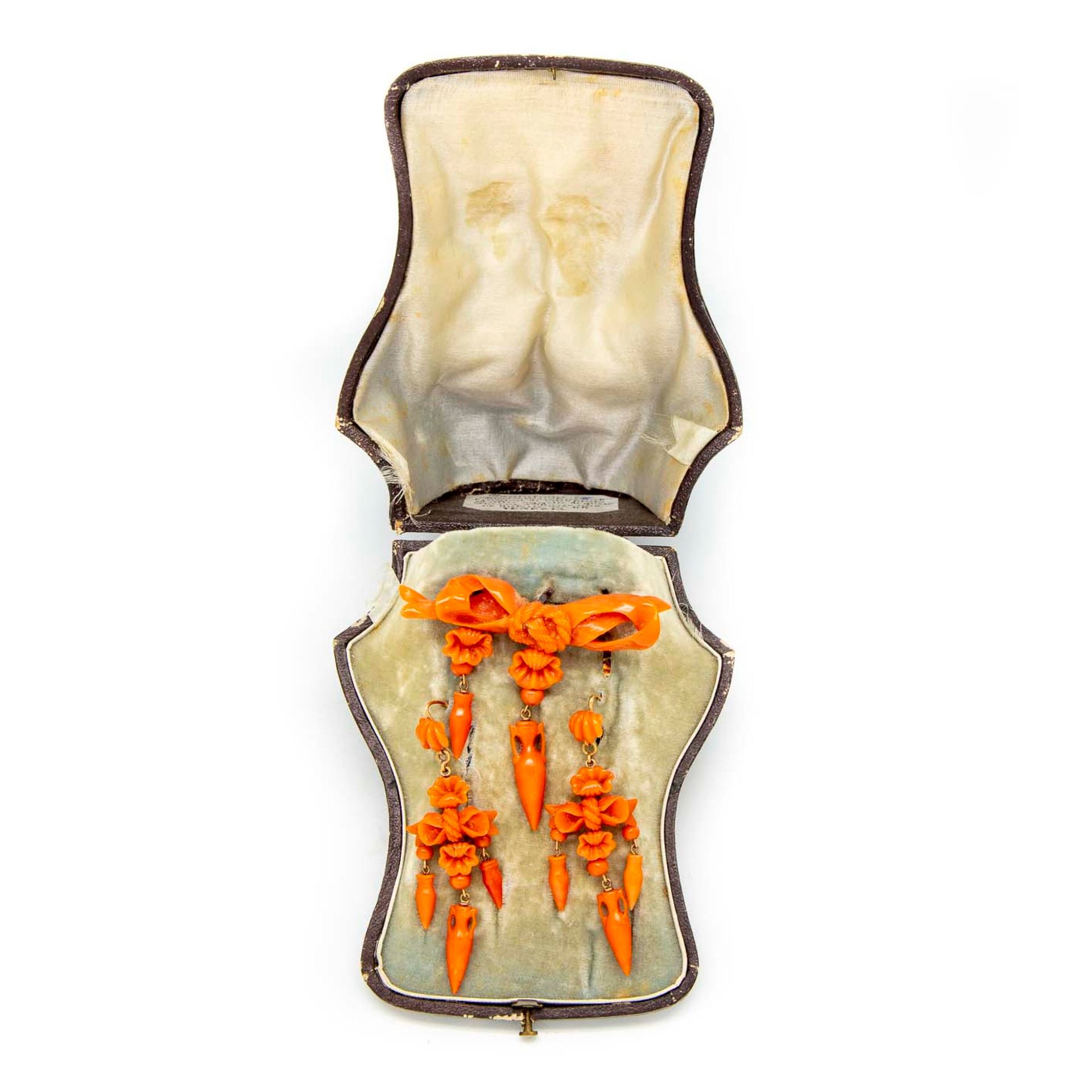 Null 约1880年

珊瑚套装，包括一枚胸针，形成一个结，并装饰有埃特鲁斯坎花瓶的吊坠，附有一对相同型号的耳环

原来的案例

意大利制造

(缺少胸针的一&hellip;