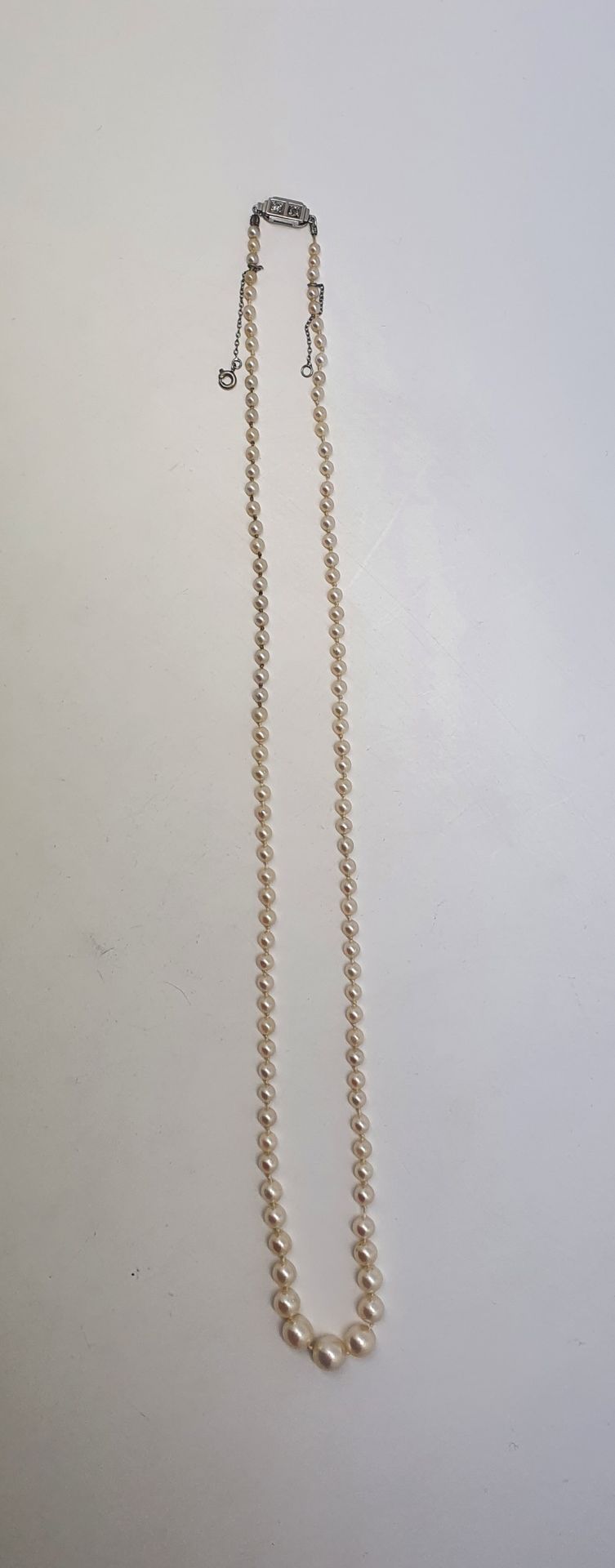 Null 秋季养殖珍珠项链，白金搭扣上点缀着两颗小钻石。附上法国宝石学实验室的证书。