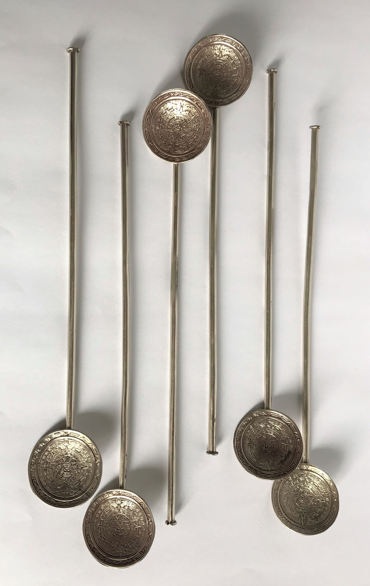 Null 一套六个银质鸡尾酒勺。勺子上凿有前哥伦布时代的图案。形成秸秆的圆柱形茎

墨西哥城的标志

重量：84.64克。