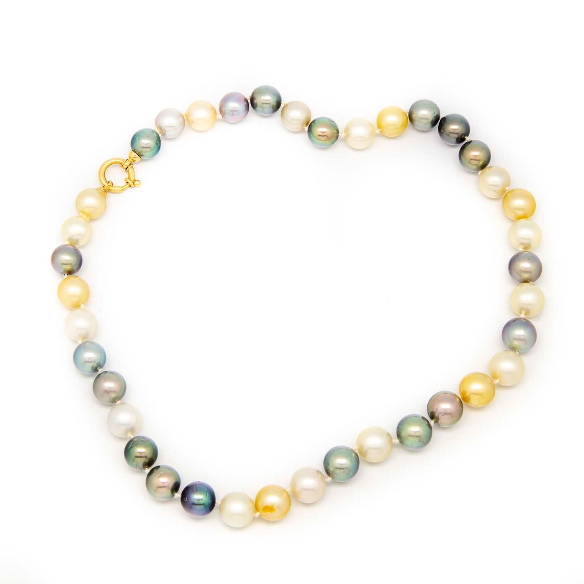 Null Necklace of 38 Tahitian river pearls, gold clasp
