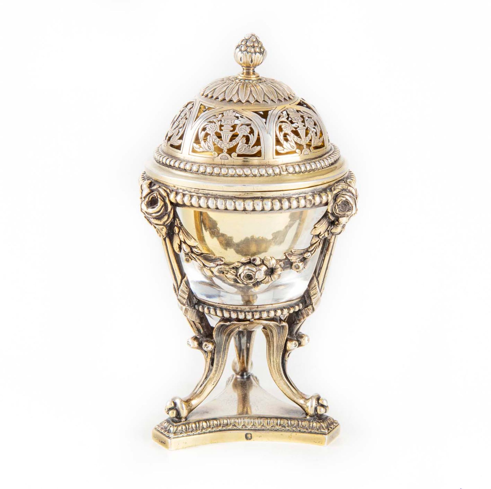 ODIOT ODIOT之家 - 巴黎

银质和镀金的花盆，Minerve标记，放在一个三角形的底座和三个爪子的脚上，上面装饰着珍珠，花环，上面有一个印有字母Y的&hellip;