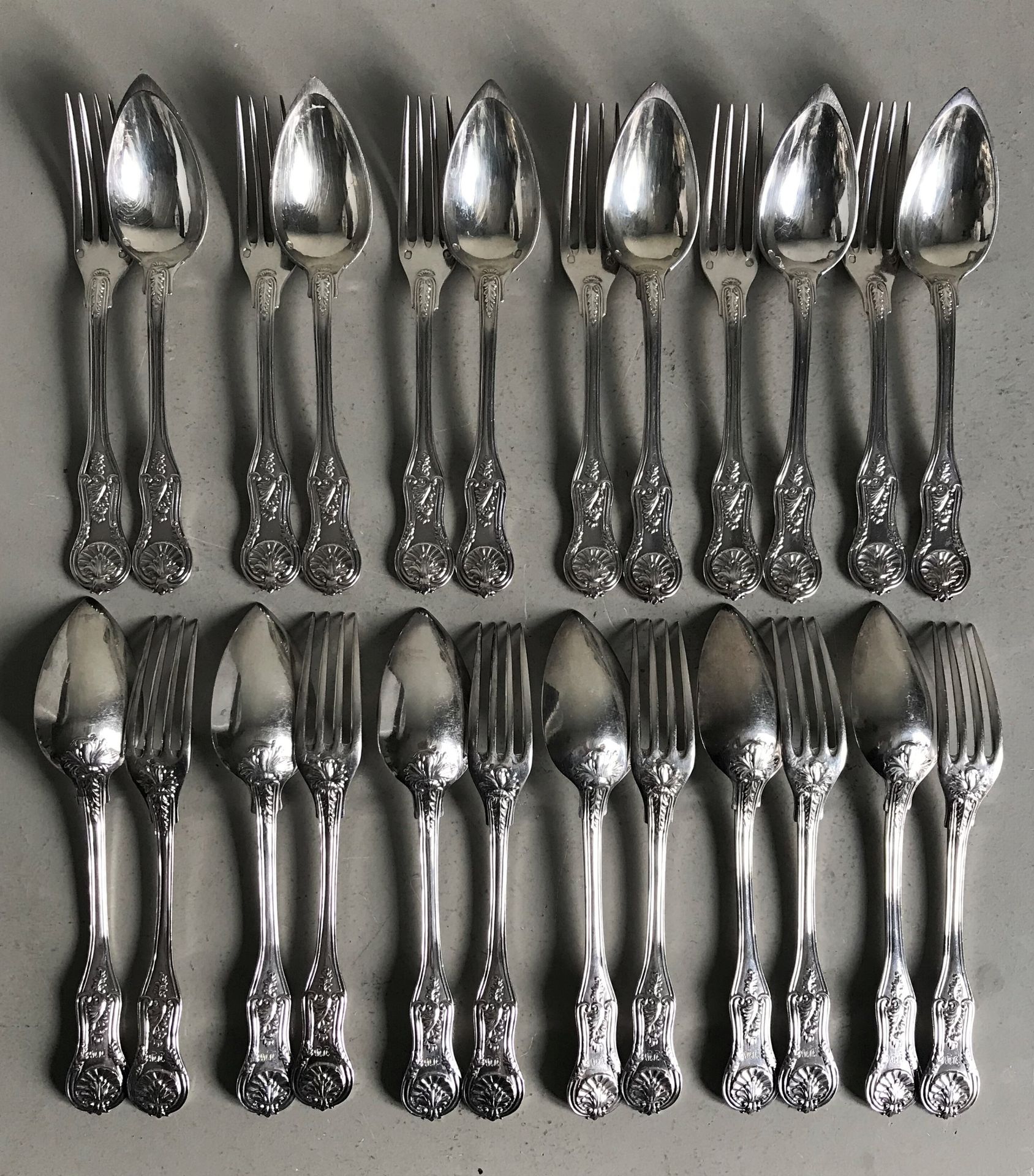 Null Suite of twelve pieces of violin-shaped silver flatware (24 pieces), moulde&hellip;