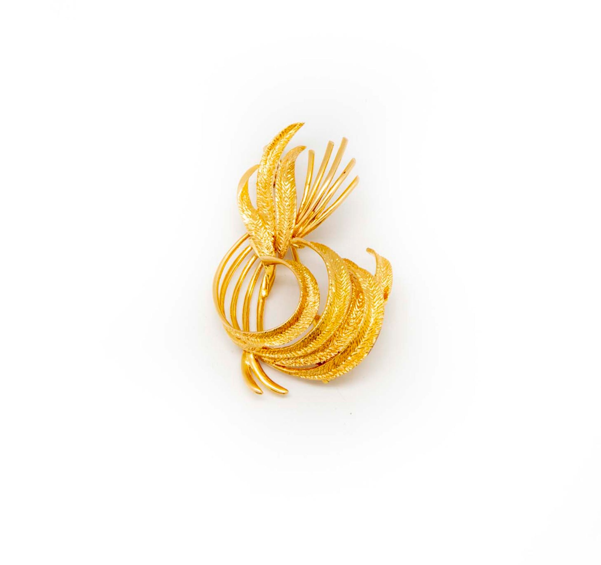 Null Spilla in oro giallo che forma un fogliame

Peso: 9,4 g.