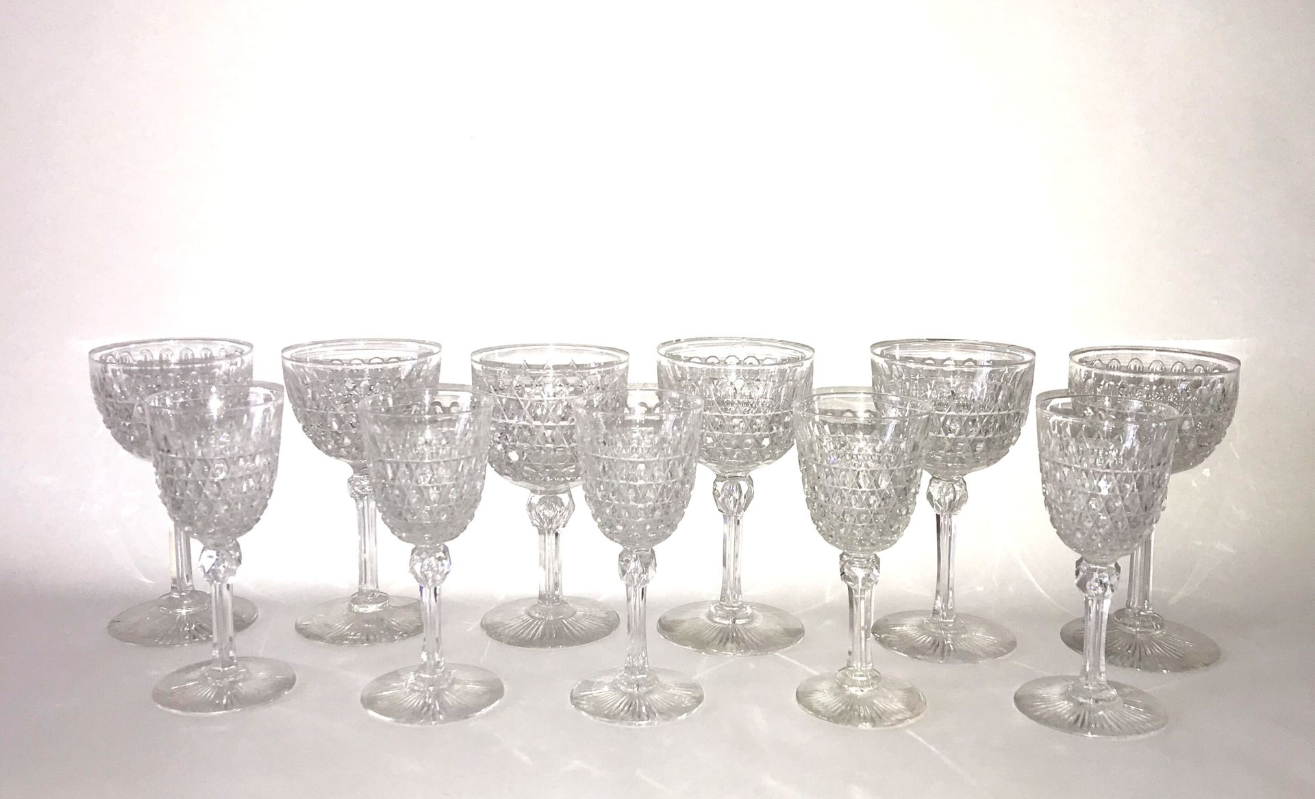 SAINT LOUIS 圣卢瓦（SAINT LOUIS）风格的制造商

套装的切割水晶杯包括：6只水杯，5只酒杯和3只香槟杯

小碎片