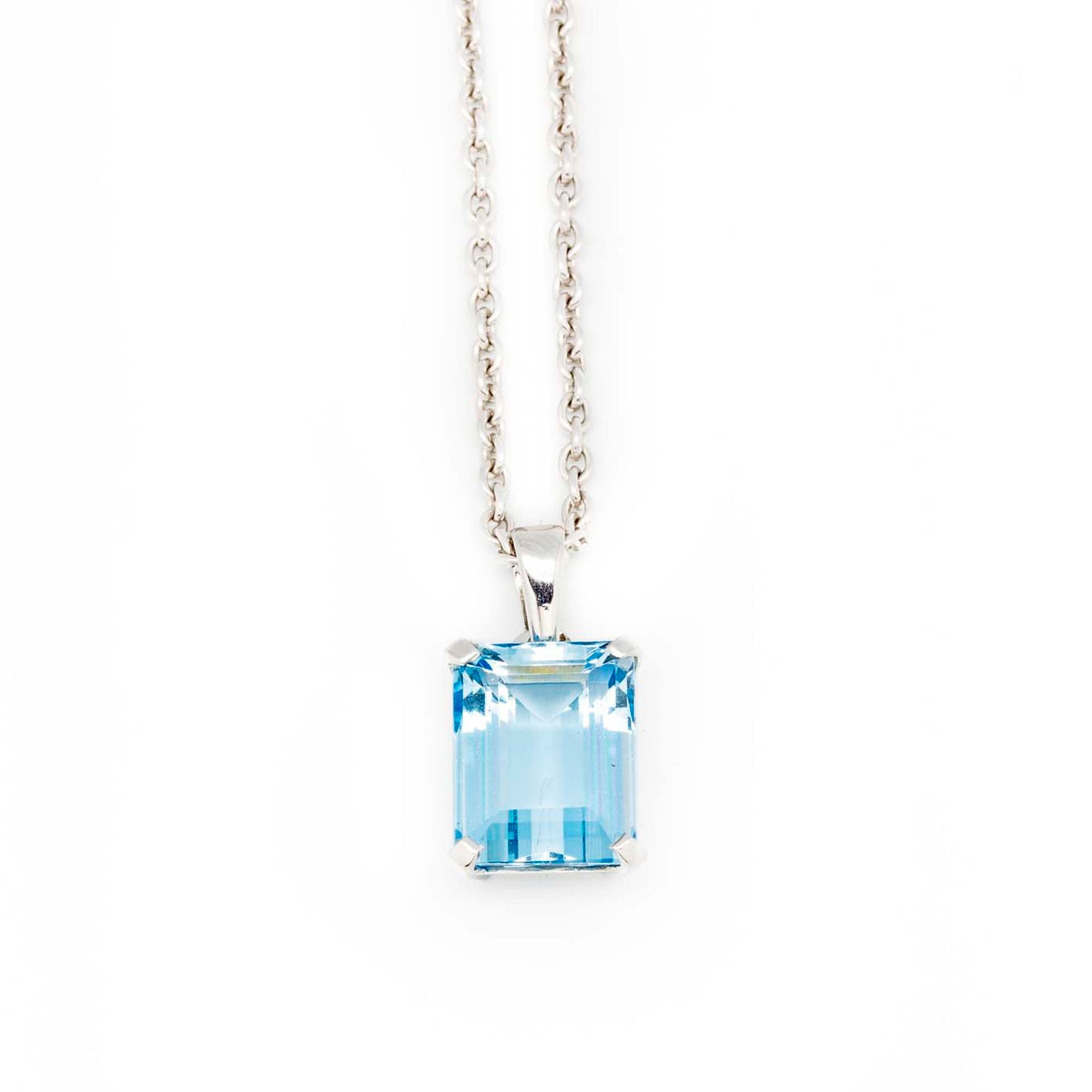 Null Beautiful pendant with an aquamarine and a white gold chain

Gross weight: &hellip;