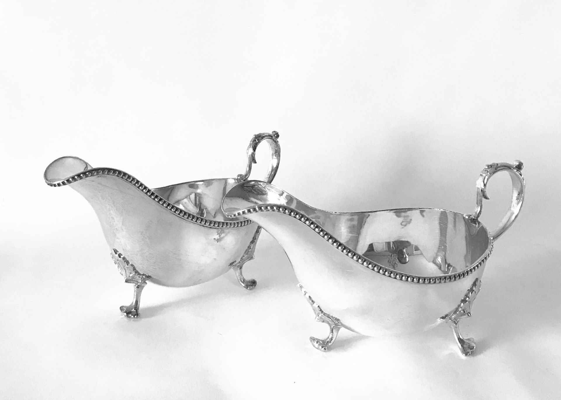 KIRBY BEARD House of KIRBY BEARD

Two three-legged silver plated sauce boats 

E&hellip;