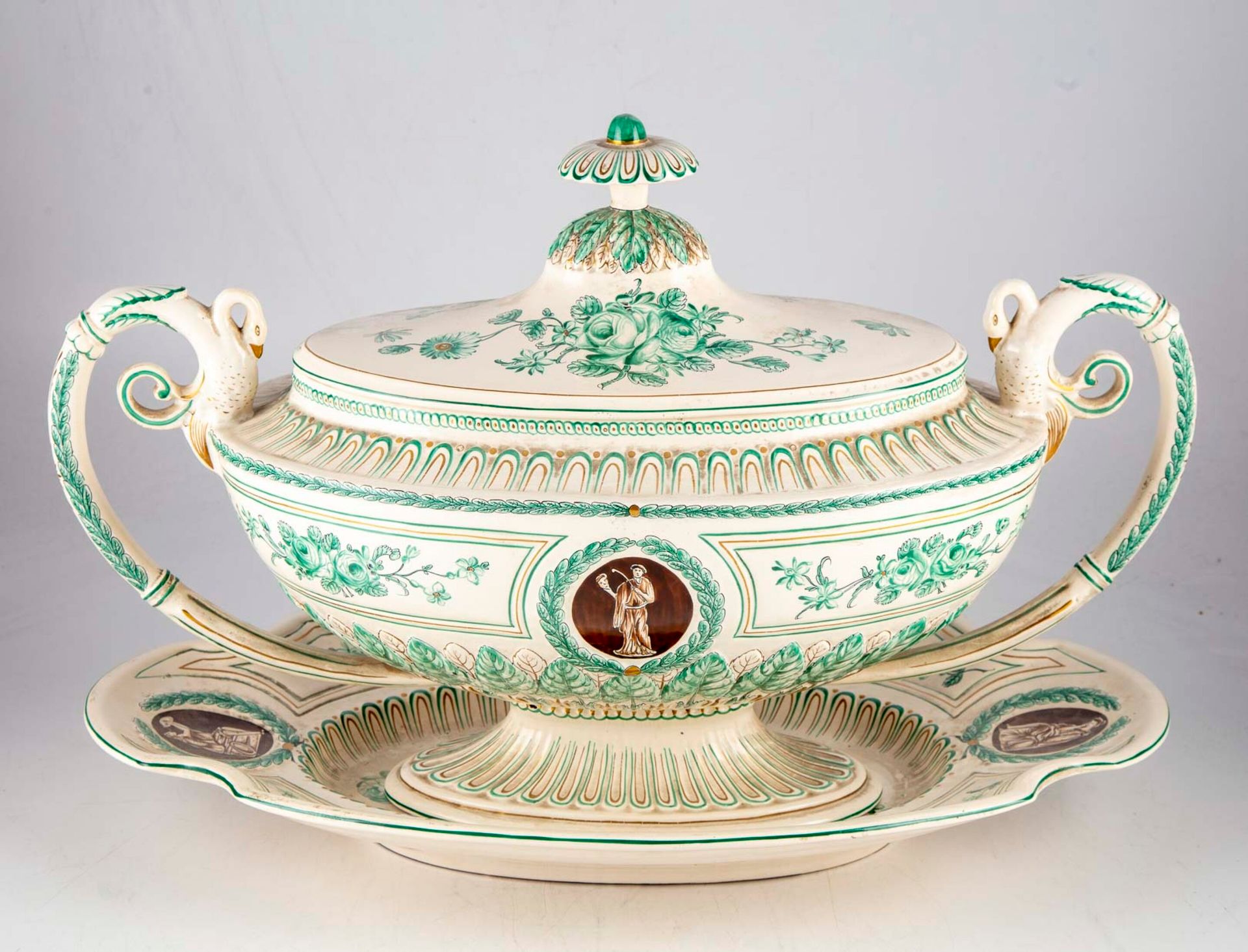 Null 釉面陶器汤杯，装饰有古色古香的场景 英国作品

19世纪

H.35 cm; L. : 53 cm