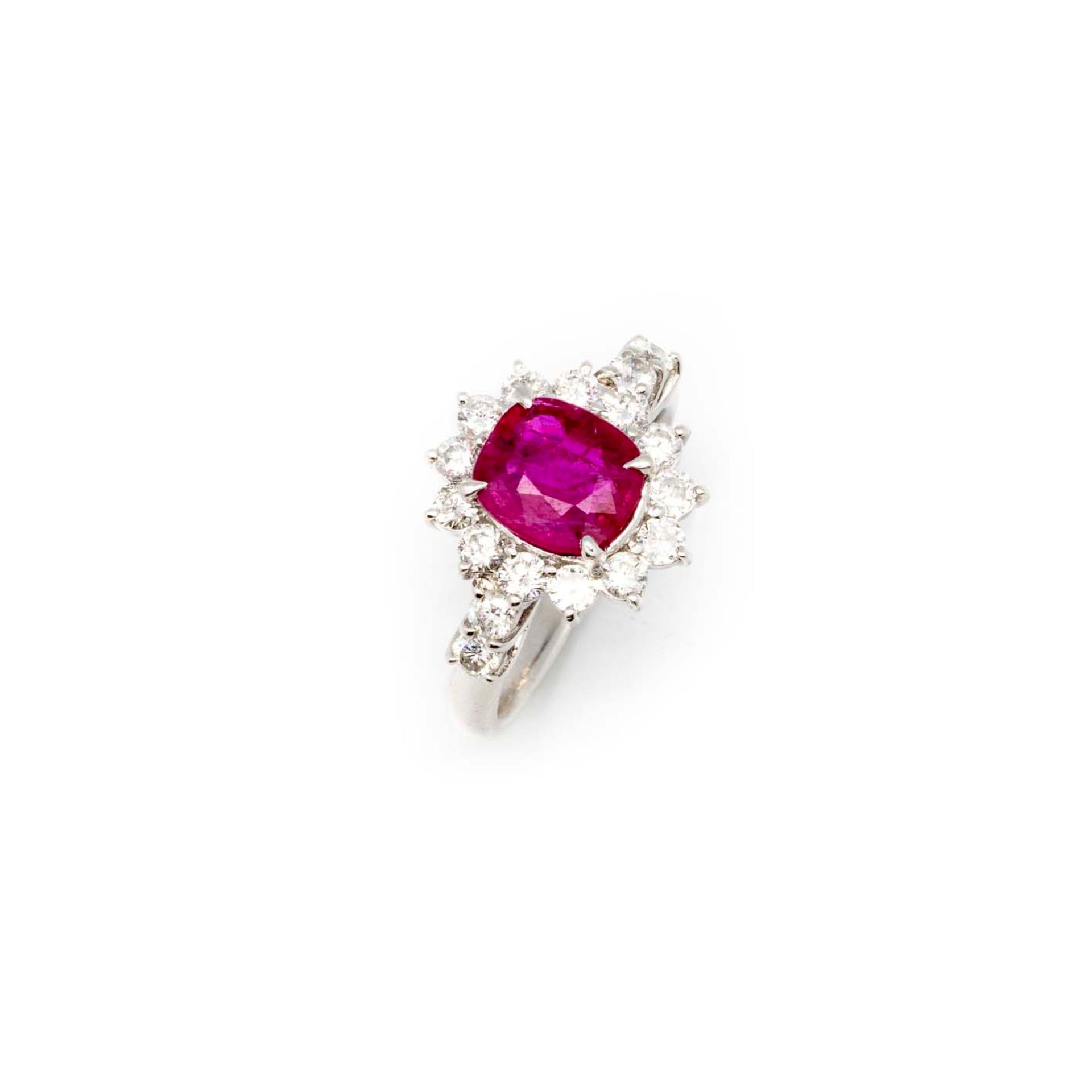 Null 白金戒指，镶有一颗重达1.72克拉的缅甸红宝石，周围镶有钻石。

TDD : 51

毛重：6.9克。