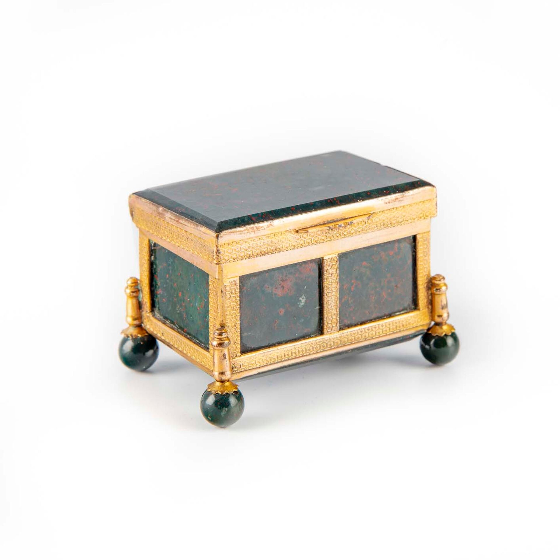Null 小盒子，有镀金的黄铜支架和碧玉石板。它靠的是球脚。

可能是英语工作。

H.4; W. 6; D. 4 cm