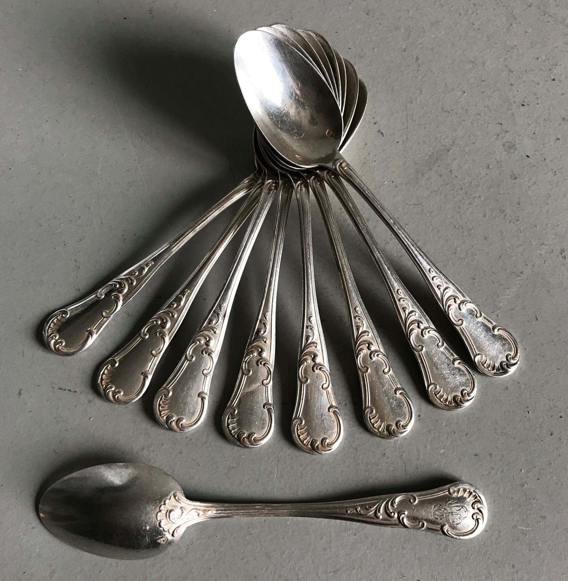 Null Suite de neuf petites cuillères en argent ciselé de motifs Rocaille. Chiffr&hellip;